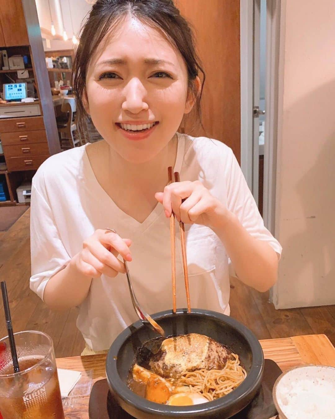 内田眞由美さんのインスタグラム写真 - (内田眞由美Instagram)「ワクワクな撮影終わりにハンバーグ🤩🔥 熱いので気をつけてください、と言ってもらうのにすぐ鉄板でやけどしました。。 #ハンバーグ好き」6月24日 18時45分 - mayumi_mmm_