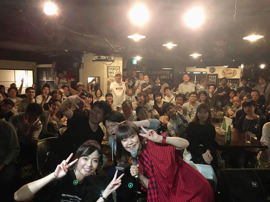 SHUUBIさんのインスタグラム写真 - (SHUUBIInstagram)「SHUUBI 20周年コンサートツアー 京都公演 @モダンタイムス  thank you  SOLD OUT!!!!! 満員御礼、物販完売！！！😭🙇‍♀️ 京都はやばい凄い！！！ 最高！！！！！ 20年のステージに連れてきてくれた皆様、本当に本当にありがとうございます！！！ . . . ピアノ 松本圭司 ドラム ギター 野口薫 ベース コーラス 森重卓  MC  川原ちかよ  贅沢な夜だった 特別な夜だった  もっともっと頑張る！！！！！ 会いにきてくれて皆、遠くから応援してくれた皆、  チケットがなくて 会場に入れなかった皆  本当にありがとう  歌います！！ これからもよろしくお願いいたします！！！ さぁ、次はビルボード東京！！！！！ #shuubi #20周年 #コンサート #ツアー #京都公演 #モダンタイムス #松本圭司 #野口薫 #森重卓 #川原ちかよ #アルファステーション #ソールドアウト #ありがとう #特別な夜  #シンガーソングライター #音楽 #音楽好きな人と繋がりたい」6月24日 18時46分 - shuubihidemi