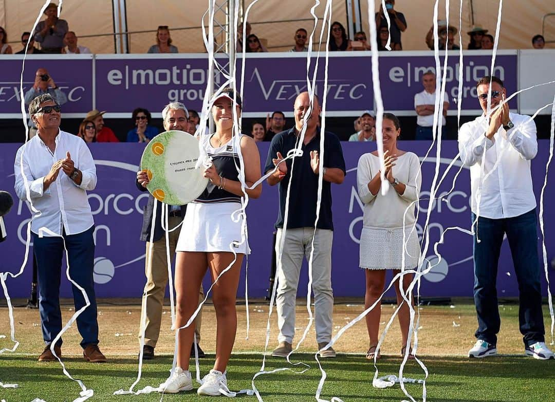 ソフィア・ケニンさんのインスタグラム写真 - (ソフィア・ケニンInstagram)「My 2nd WTA title 🏆 @mallorcaopen  Congrats @belindabencic on a great week and a great final!  I would like to give thanks to everyone for making the tournament possible, I just love Mallorca and will back next year:) Thank you for watching me everyday, and having my back all the time 😍 I couldn’t have done this without you! So happy to share this title with you ❤️」6月24日 18時47分 - sofia.kenin