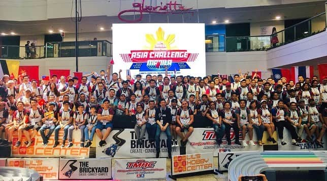 ミニ四駆さんのインスタグラム写真 - (ミニ四駆Instagram)「SANTA ROSA, Laguna — Three Filipinos emerged victorious in the Open Class race of the Tamiya Mini 4WD Asia Challenge held at Glorietta in Makati City on Sunday. Pinoy racers Bien Chavez, Alvin John Linchangco and Darwin Basco finished in the top three spots of the race after besting hundreds of competitors from 11 countries. Chavez, 28, won top honors and will be going to Japan for the Tamiya Mini 4WD Japan Cup 2019 in November. 🏁🏁🏁🏁🏁🏁🏁🏁🏁🏁 https://www.philstar.com/sports/2019/06/24/1929139/filipinos-rule-tamiya-mini-4wd-asia-challenge @Philstar.comより‬  先週末にマニラで開催されたミニ四駆アジアチャレンジは、ストッククラスはタイ🇹🇭のレーサーが優勝、そしてオープンクラスは地元フィリピン🇵🇭のレーサーが優勝したとの事です。勝利したお二人は11月に来日してワールドチャレンジに出場する予定です！#mini4wd #ミニ四駆」6月24日 18時47分 - tamiya_mini4wd