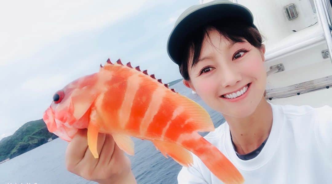 のインスタグラム：「アカハター🐟❤ 波が落ち着いて出れました🌊 はぁー良かった🥺 今日はロックフィッシュ狙い✋ やっぱり釣りは…  #最高 #楽し過ぎる #大好き過ぎる #love #fishing #アカハタ #ボトム依存症 #笑 #ロックフィッシュ #ボトム #釣り #釣りガール  #魚 #沖縄 #出船 #わーい #良かった #SHIMANO #bottom #🐟 #❤ #ありがとう #感謝」