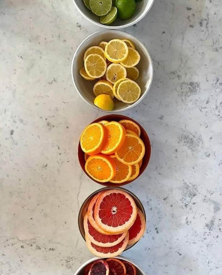 John Masters Organicsさんのインスタグラム写真 - (John Masters OrganicsInstagram)「Easy peasy lemon squeezy🍋 Vi er vilde med alle citrusfrugter. De bidrager ikke kun med god smag, men er også sunde og fyldt med vitaminer🍊﻿ Vi bruger bl.a. olie af skrællen fra blodappelsin og citron i en række produkter. ﻿ ﻿ #jmo #johnmaster #johnmasterorganics #planorganic #organic #økologisk #citrus #haircare #health #skincare #care #bæredygtig #naturlig #natur #clean #ren #beauty ﻿ ﻿」6月24日 19時00分 - johnmastersorganics_denmark