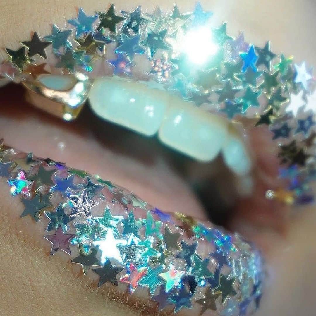 M•A•C Cosmetics Franceさんのインスタグラム写真 - (M•A•C Cosmetics FranceInstagram)「M·A·C - FESTIVAL 💫 ⭐ C'est le moment de briller ! Ajoutez les paillettes "Silver Stars" en ayant appliqué au préalable le gloss transparent 😉 Vous aussi vous êtes fans du makeup ? 🤩  Crédit photo : @maccosmeticsitalia #maccosmetics #maccosmeticsfrance #macfestival #macaddict #macglitter #macpigment」6月24日 19時00分 - maccosmeticsfrance
