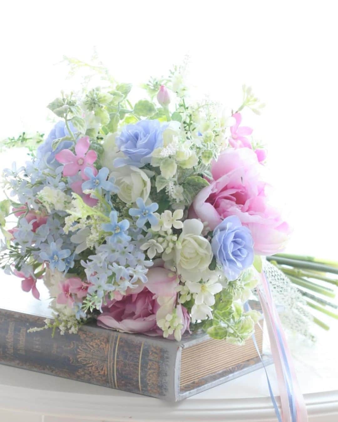 TWANY officialさんのインスタグラム写真 - (TWANY officialInstagram)「＊﻿ 💐LaraBouquet Presents - Seasonal Bouquet💐﻿ ﻿ ララブーケのカラーアイテムは、﻿ 花にまつわるストーリーから誕生しています🌸﻿ ﻿ トワニー公式アカウントでは、﻿ 季節のお花や生活を彩るお花など、素敵なブーケをピックアップしてご紹介！🌹 ６月は、ルリトウワタ（ブルースター）のブーケ🌷﻿ ﻿ 花言葉は「信じあう心」や「幸福な愛」。﻿ “ジューンブライド（June Bride）“でもある6月にぴったり。﻿ 小ぶりですが愛らしく、さわやかな水色のお花です。﻿ ﻿ 5枚の花びらが星のように見えることから、﻿ 別名ブルースターという名前がついています。﻿ ﻿ 暮らしには四季折々の花を、﻿表情にはカラーアイテムで華を🌸﻿ ﻿ Photo by @aller.liebst  さん﻿ ﻿ #トワニー#twany#ララブーケ#larabouquet#花のある暮らし#花のあるくらし#花のある生活#花のある部屋#花のある景色#花好きな人と繋がりたい#花好き#花束#花束アレンジ#フラワーアレンジ#フラワーアレンジメント#ブーケ#フラワーブーケ#オリジナルブーケ#ブルースター#ブルースターブーケ#6月のお花#梅雨#梅雨の花#アーティフィシャルフラワーブーケ#フローリスト#華のある生活#華のある暮らし#ブルースターの花言葉#bluestarflower#6月の花束」6月24日 19時00分 - twany_jp