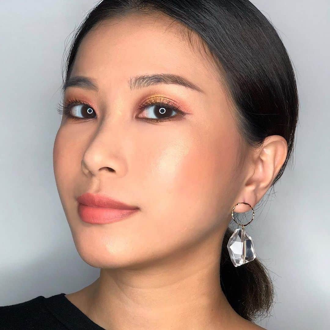 M·A·C Cosmetics Hong Kongさんのインスタグラム写真 - (M·A·C Cosmetics Hong KongInstagram)「一件妝物迅速UPGRADE你嘅夏日最愛#夕陽暖金妝 ✨！ 只要係輪廓突出位置掃上#SoftAndGentle 香檳金色打亮粉，即時令妝容散發奢華又浪漫嘅日落閃光，完美打造今個夏天嘅不敗SUN-KISSED LOOK！ Product mentioned: Mineralize Skinfinish in #SoftAndGentle - HK$320 #MACGirls Smarty Pants Palette - HK$445 #空氣感胭脂 in #NaturallyFlawless - HK$240 #絲霧唇膏 in #MullItOver - HK$160 #MACHongKong  Makeup by: @unun1120  Let your hottest Sunset Gold eye makeup pops even more! 🌅 Champagne gold #SoftAndGentle is the perfect highlighter to compliment your summer look with a touch of romantic glow!✨」6月24日 19時00分 - maccosmeticshk