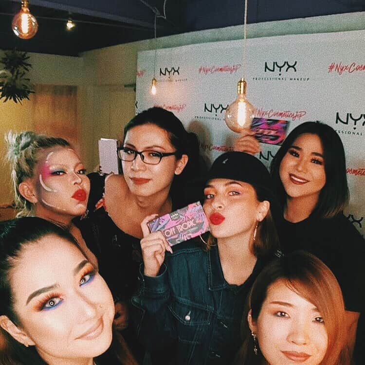 町田宏器さんのインスタグラム写真 - (町田宏器Instagram)「🌈🌈🌈﻿ ﻿ ﻿ 6/27﻿ 浦添PARCO CITYオープンする﻿ NYX( @nyxcosmetics_jp )のマスターズメイクアップレッスンに﻿ 先日参加させて頂きだきましたー！！💜﻿ ﻿ なななんと！﻿ Mari Endaさん ( @wmwmarianu ) のメイクデモンストレーションがありました！そのあと参加者みんなで実際にメイク！﻿ いつもひとりでメイクしてるから、みんなで一緒にメイクアップするの楽しかったです🤤❣️﻿ ﻿ NYCのアイシャドウパレット﻿ 💗OFF TROPIC💗﻿ を使った！カラーメイクで夏らしいメイクになりました！夏だし、ポップなメイクしたくなりますよね！フェスとか海とか派手にいきたいしw(行く予定ないけどw)﻿ ﻿ このパレット、入っている色が神！﻿ あと、自然に一回塗りでもできるし、重ねていくと僕みたいにグラムメイクが好きな人も満足するほどしっかり発色してくれます！👏﻿ ﻿ メイクにいろんなカラーのバリエーションが出来て﻿ 楽しいよおお💕💕 マリさん本当に可愛くて、本当にいい方だった！！ありがとうございました🤤❤️ オープンの日もまりさんいるらしいですよ！みんなでいこう！」6月24日 18時55分 - hirokinawa