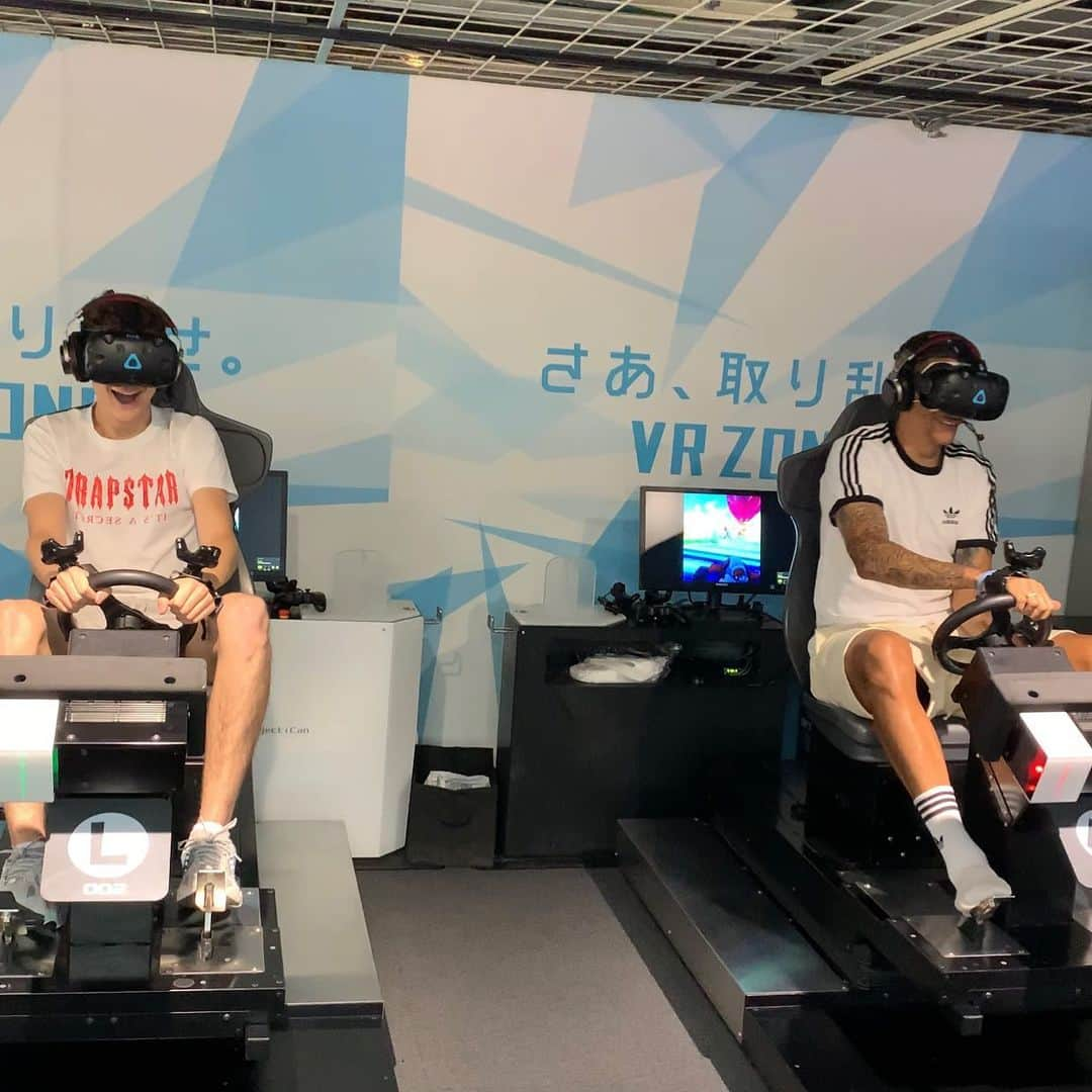 ジェイ・ボスロイドさんのインスタグラム写真 - (ジェイ・ボスロイドInstagram)「Me and my son @macebothroyd had some serious head 2 heads on Mario Kart VR so funny!, I swear I had motion sickness 😂😂 #fatherandson#family#mariokart#funny#jokes#fun」6月24日 18時55分 - jaybothroyd