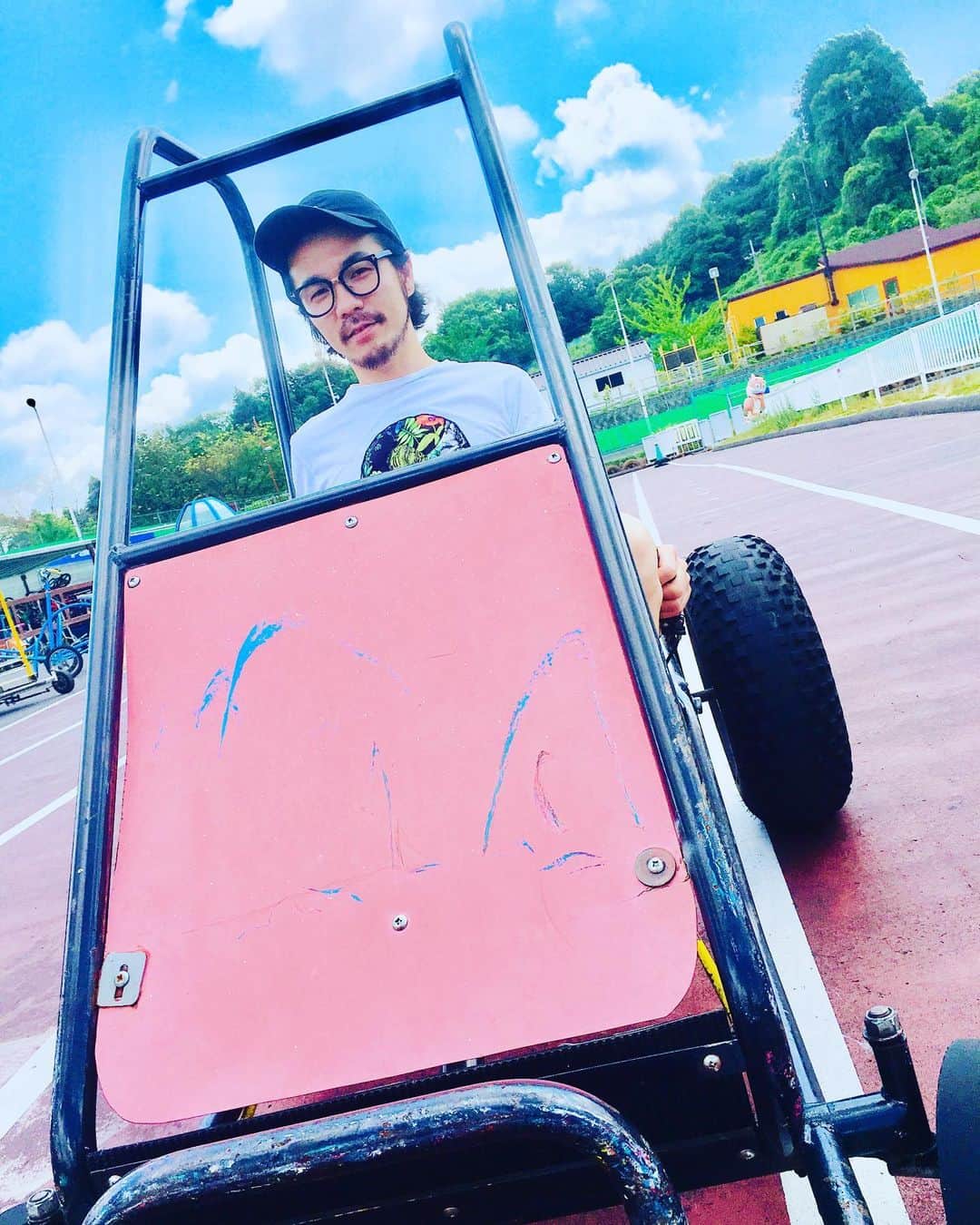 Kai Sonodaのインスタグラム：「やっぱ車はエコ車やな！  #関西サイクルスポーツセンター #スピードキング #エコ車  #そこがイカす #それがイカす #燃費が悪いなんて言わせない #この車でロックは聴けない」