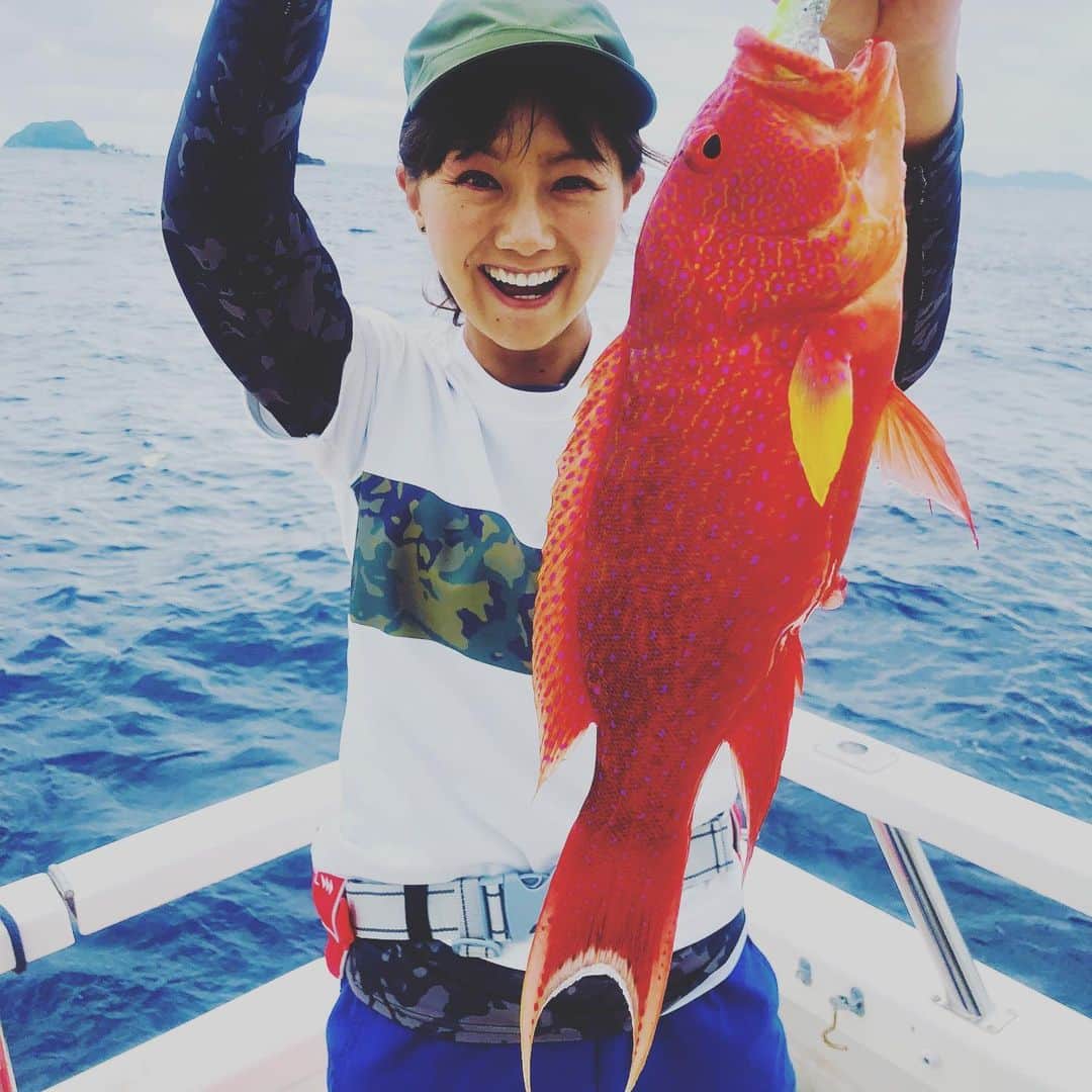 のインスタグラム：「ナガジューミーバイことバラハタ🐟❤ #最高 #楽し過ぎる #大好き過ぎる #love #fishing #アカハタ #からの #バラハタ #ナガジューミーバイ #ボトム依存症 #笑 #ロックフィッシュ #ボトム #釣り #魚 #沖縄 #出船 #わーい #良かった #SHIMANO #bottom #🐟 #❤ #ありがとう #感謝」