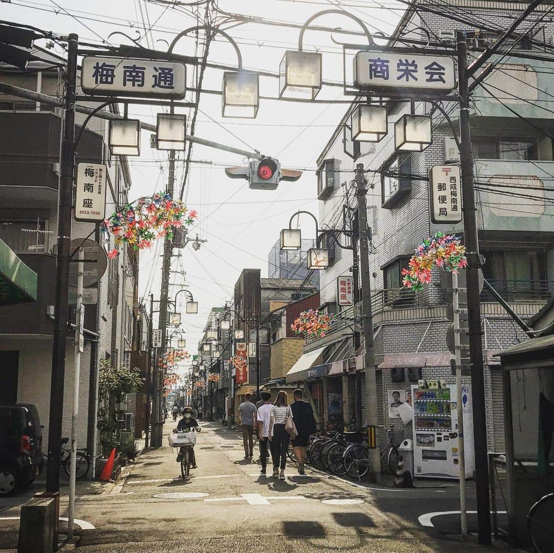 下野佐和子さんのインスタグラム写真 - (下野佐和子Instagram)「💐電灯の花飾りとか、電灯の形とかあるあるな形だけど渋いなー。 近年は銭湯がどんどん無くなってきて本当に悲しい...たまたま見つけた浪速温泉♨️は、月極め駐車場になってました🚖 #osaka #西成区 #梅南商店街 #梅南通り #浪速温泉跡 #銭湯 #月極め駐車場 #レトロ好き #廃墟好き」6月24日 18時58分 - osawadon_sawako