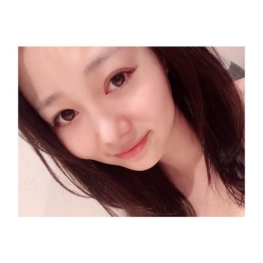 のインスタグラム：「夏へ向けて @salonmiel にお世話になっています☺︎﻿ ﻿ 足をゴリゴリとマッサージしてもらい、老廃物を流してもらいスッキリ✨﻿ ﻿ フェイシャルのエレクトロポレーションでは﻿毛穴の汚れがスッキリして、肌のトーンも上がりもちもちに✨﻿ ﻿ 自分だとケアしきれない部分は﻿ やはりプロへお願いするのが一番ですね😂🙏﻿ ﻿ ﻿ #Miel#salonmiel #恵比寿﻿ #ユウさんいつもありがとうございます🙏﻿ #会うと元気もらえる✨﻿ #友人界隈で話題のミエル﻿ #数回の施術で  #サイズが着実に落ちていく﻿ #本当にすごい﻿ #エレクトロポレーション﻿ #一回で毛穴の汚れが消えた！﻿ #これも凄すぎる﻿ #オススメしたいシリーズ﻿👼」