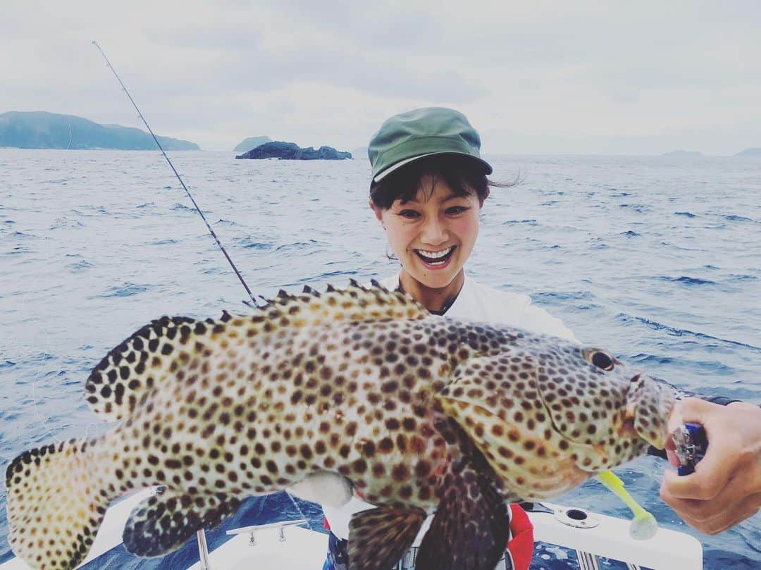 のインスタグラム：「キター😆オオモンハタ🐟❤ コチラも嬉しい㊗️ #最高 #楽し過ぎる #大好き過ぎる #love #fishing #アカハタ #からの #バラハタ #からの #オオモンハタ #目指せ #アーラミーバイ #ナガジューミーバイ #ボトム依存症 #笑 #ロックフィッシュ #ボトム #釣り #釣りガール #魚 #沖縄 #出船 #わーい #良かった #SHIMANO #bottom #🐟 #❤ #ありがとう #感謝」