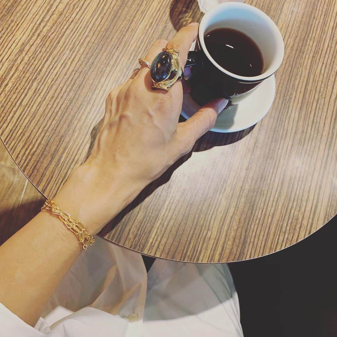 亀恭子のインスタグラム：「一目惚れしたリング。 . . . ラブラドライト という天然石。 お店の方がひとつひとつ表情が違うモノを出してくれて、 即決で決めたひとつ❤︎ . . today's… #fashion #ootd #kkstyle #tokyo #kamescloset #jewelry 人差し指… #mariha ×#deuxiemeclasse 中指… #hpfrance #❤︎」