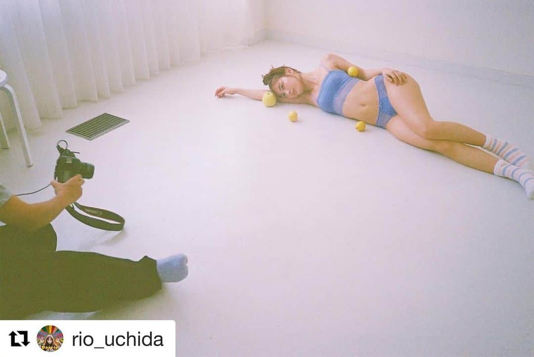 高橋有紀のインスタグラム：「撮影中に撮ったから寒くない用の靴下も入れてしまった。 スタイルも良すぎな理央まる。#Repost @rio_uchida with @get_repost ・・・ そういえばゆきちゃがMOREの撮影の時の フィルムで撮ったオフショットを 現像してくれました😊 やはりフィルムカメラよき。  #レモンと梨と下着」