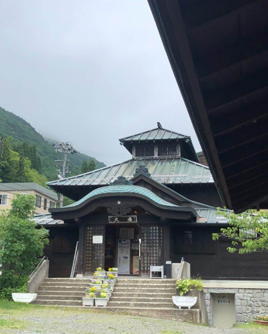 柴田紗希さんのインスタグラム写真 - (柴田紗希Instagram)「湯巡りin長野♨︎ 3件の温泉を巡りました。 ＊山田温泉の「大湯」 ＊子安温泉 ＊戸倉国民温泉 どこも本当に本当に素敵でNo.1は決められん！ けど感想をチラリ☺️ 「山田温泉の大湯」は本当に昔ながらで千と千尋を思わせる雰囲気でした。 周りがミニ温泉街になっててお土産屋さんとかぷらぷらしたよ。 「子安温泉」は一枚目の写真の建物。 なんだか若者も多くておしゃれな雰囲気と落ち着く雰囲気どちらもありました。温泉が黄色であったよ。 最後に行った「国民温泉」は街中にありこれぞ！といった銭湯感！ 街の方からの愛され具合が分かってほっこり、そして大好きな銭湯の雰囲気が最高だったよ(あんずジュースうまい！) 長野と言えばのそばもしっかり食べたよ🥢 ぷは〜☀︎ 湯巡り！大好きの大好きになりました！こんな風にいろんな県の湯巡りできたら最高なんだろうなぁ 趣味の合う友達がおってこんな楽しいことできて幸せやった！ ありがとうーーー❤️❤️❤️ #長野 #湯巡り#しば旅」6月24日 19時05分 - shibasaaki