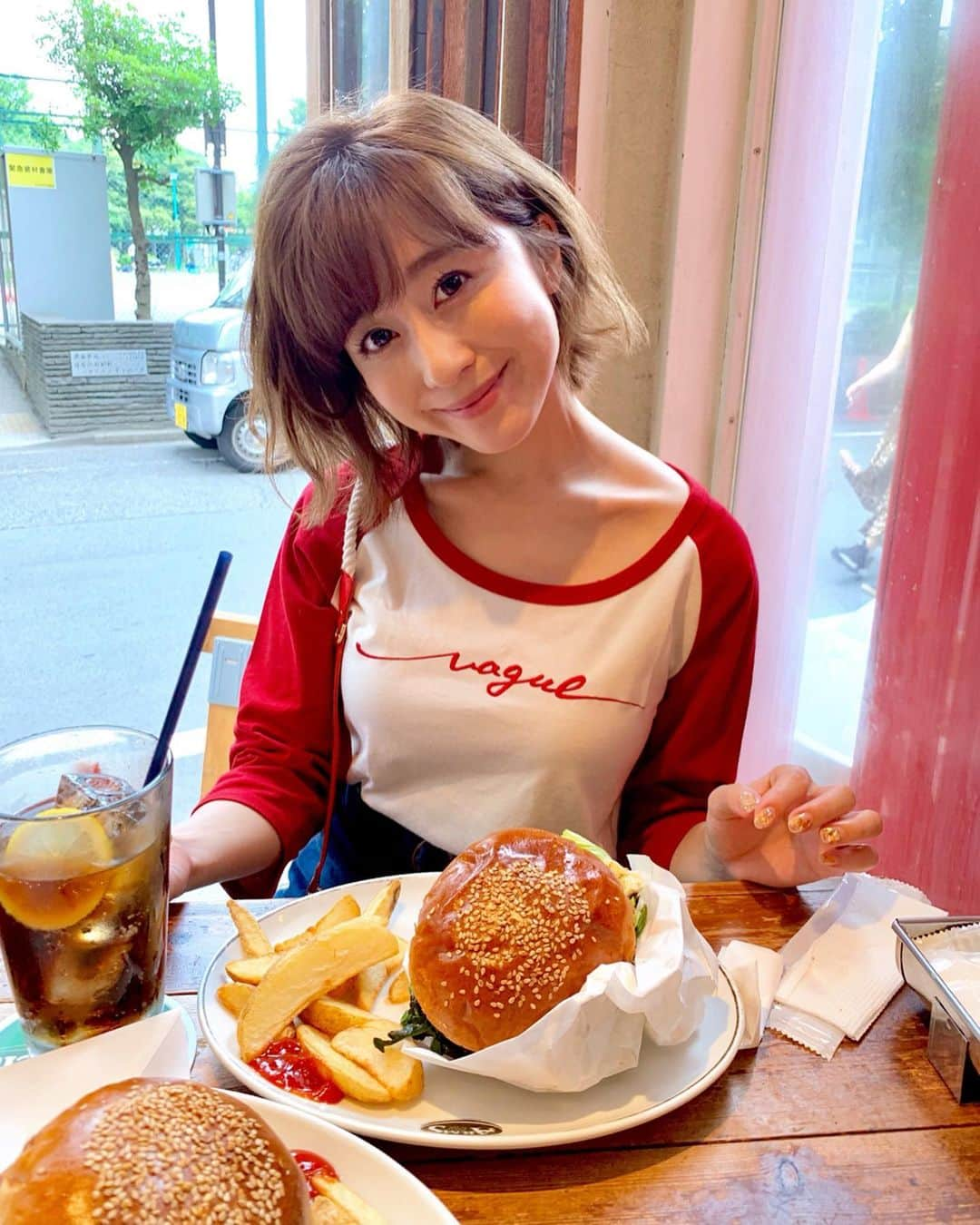 水野佐彩さんのインスタグラム写真 - (水野佐彩Instagram)「・ 久々だった家族day🐣❤️ 大好きなハンバーガーを食べて 代々木公園で しゃぼんだまで遊んで 最高にゴキゲンな1日でした🍀💕 ありがとう×100👫❤️ #日曜日 #日曜日らぶ #代々木公園 #arms #ポパイバーガー #ハンバーガー #ポテトらぶ #おもちの律儀なおすわり #おはぎはシャボン玉に夢中」6月24日 19時05分 - saaya_mizuno