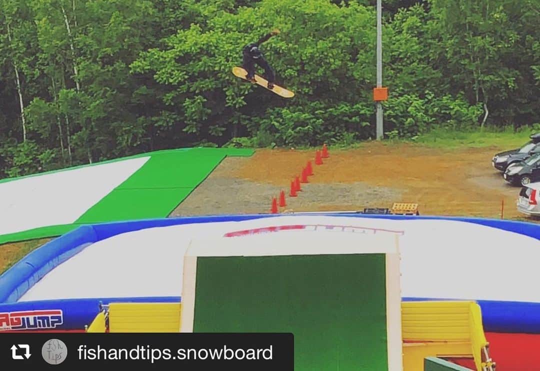 中井孝治さんのインスタグラム写真 - (中井孝治Instagram)「今年もFISH&TIPS サマープラン/ジャンプクリニックが7月から盤渓スキー場内b.SAPで始まります🙌  気になる方はこの機会に是非参加してみてください🔥 バグジャンプを飛べる方は参加できます！ #repost @fishandtips.snowboard via @PhotoAroundApp . 〈サイトでのジャンプクリニック予約開始のご案内〉と〈お得な5回数券、10回数券のお知らせ〉です。  サマープラン用にサイトを修正しておりましたが、今日からサマープラン/b.SAPスノーボードクリ二ックのご予約が可能となりました。  お得なレッスン回数券の販売も開始しましたので、ご希望の方はサイトメニュー欄から【回数券の購入】を選択し、商品のところでご希望の回数券を選択してください。 . 【お得な回数券】 . ・ ５回数券　¥17500（通常料金よりも¥２５００お得！） ・10回数券　¥30000（通常料金よりも¥１００００お得！） ご質問などあれば、お気軽のお問い合わせフォームよりご連絡ください。  #bsap #bankei #fishandtips #summer #jumpclinic」6月24日 19時06分 - takaharunakai