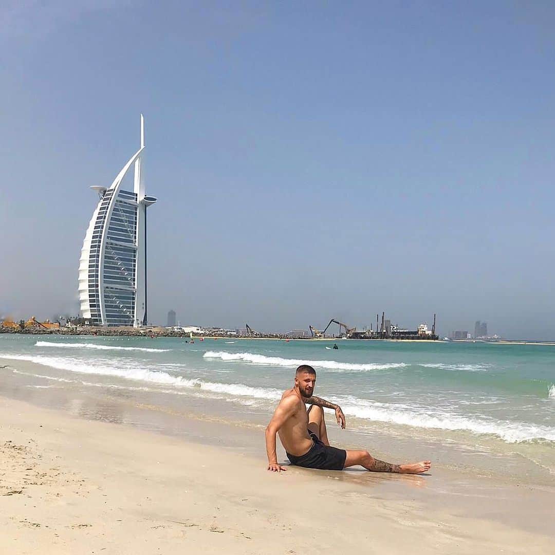 のインスタグラム：「Dubai ☀️🔥」
