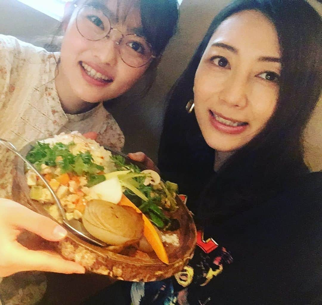 大湯みほさんのインスタグラム写真 - (大湯みほInstagram)「…………… お野菜いっぱ〜〜〜い🥬🥕🌽🍆もりもり！ランチ🍽✨ ・ 本日は✨発酵friend✨でもある井上咲楽🌸ちゃんと、もう親子くらいの年の差ですが😚笑。担当マネージャーさんも同じだった事もあり、仲良くしてもらってます🌱2人で渋谷でランチをして…お楽しみの、、、ある場所へGO❣️ ・ さて、私たちは一体どこへ行ったでしょうか？？ ・ #発酵 #発酵女子 #発酵のある生活 #vegetable #🍽 #🥕 #lunch」6月24日 19時17分 - nukazukemiho0320