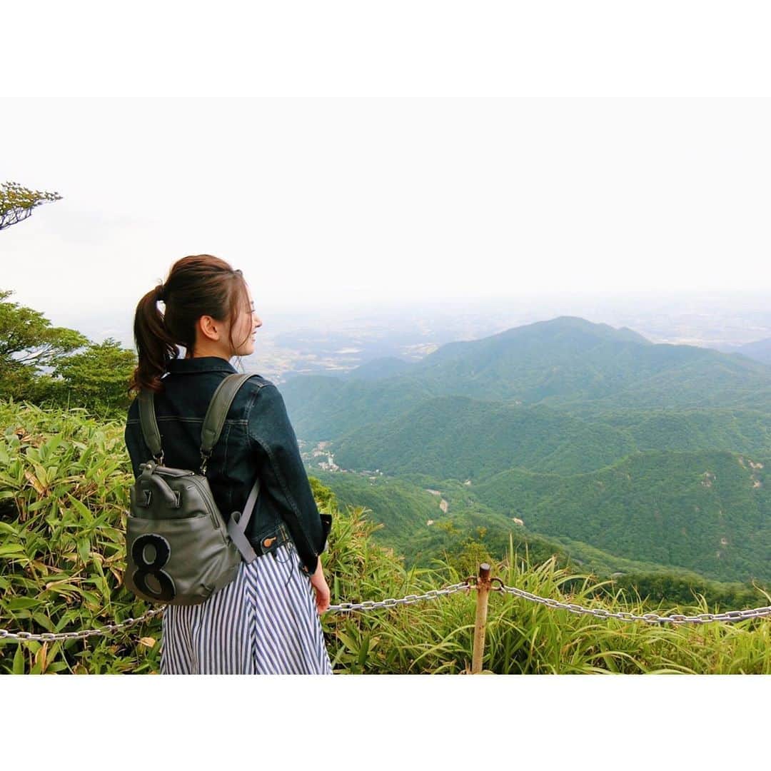 的場絢香さんのインスタグラム写真 - (的場絢香Instagram)「⛰﻿ ﻿ 日本一の高さの白鉄塔がシンボルの﻿ 三重県にある御在所ロープウェイ🚠🌳﻿ ﻿ 標高1200mまでびゅーん！﻿ 空気が澄んでて気持ちいい〜🍃﻿ ﻿ 岩の上にある富士見岩展望台は﻿ 足がすくんでしまうほど、、﻿ ですが絶景が待ってます！✧﻿ ﻿ ﻿ バスツアーで日帰りで行けますよ🚍💨﻿ 詳しくは、北鉄航空まで。﻿ ﻿ _________________________________ #石川さん情報liveリフレッシュ  #石川テレビ #旅したがーる #旅 #北鉄航空 #バスツアー #三重県 #御在所ロープウェイ #絶景 #山」6月24日 19時09分 - ayaka_matoba