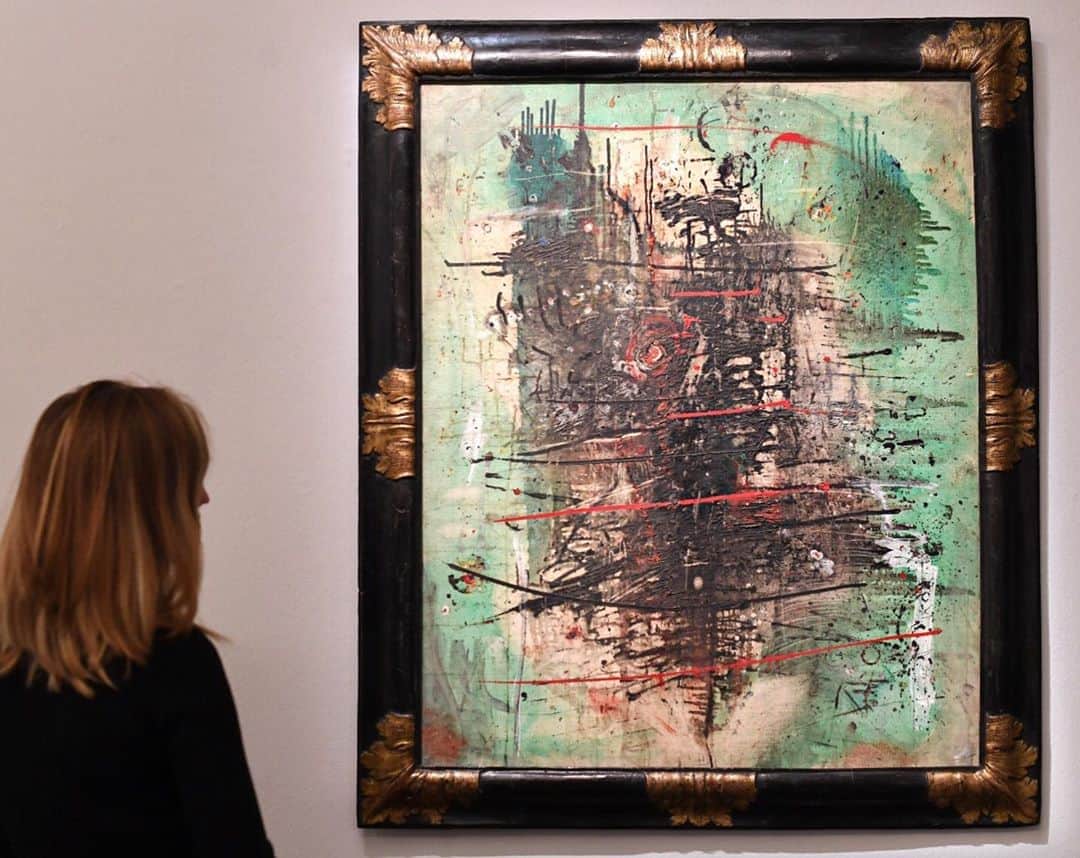 サザビーズさんのインスタグラム写真 - (サザビーズInstagram)「Work by the elusive German painter Wols is astonishingly rare; it’s estimated that the artist created just 80 works on canvas in his short lifetime. - The present example is exceptionally large and offers a harmonious synthesis of colour and mark making - the vibrant horizontal red lines stand out angrily against the complementary green background, and drip marks run in all directions which indicate that the artist turned the canvas as he worked on it. - Dating to 1946-7, ‘Vert Strié Noir Rouge (Green Stripe Black Red)’ is considered a pioneering early example of the Tachisme movement – a French style of painting which is considered to be the European equivalent to American Abstract Expressionism. Though largely unrecognized during his lifetime, Wols’ work is today found in major museums worldwide. - The work will be offered in #SothebysContemporary Art Evening Auction on Wednesday night.」6月24日 19時09分 - sothebys