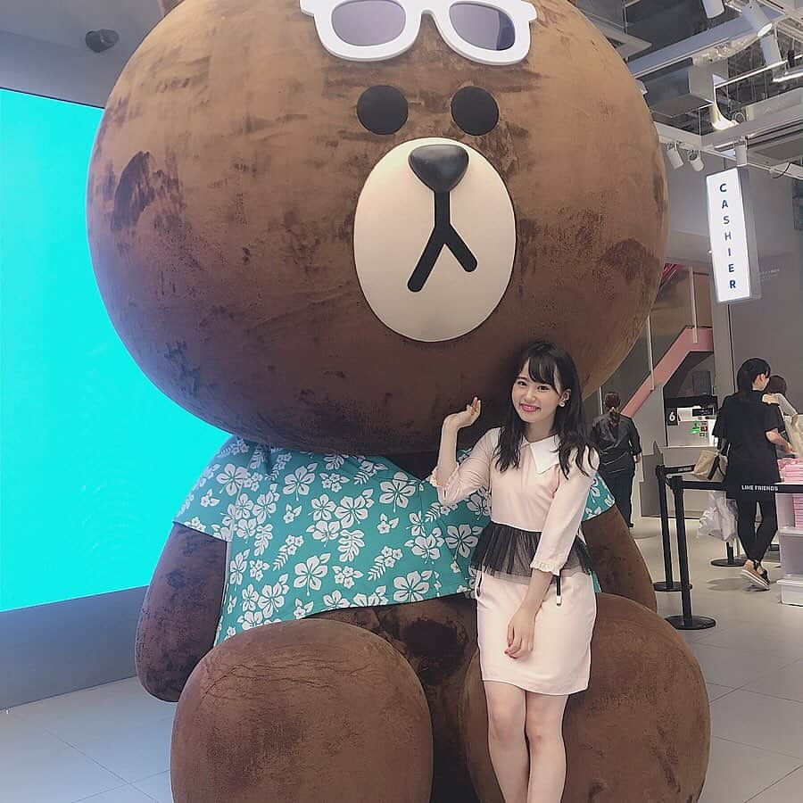 前田彩佳さんのインスタグラム写真 - (前田彩佳Instagram)「🐻ブラウン🐻﻿ ﻿ ＊＊＊＊＊＊＊＊＊＊﻿ ﻿ お友達に写真撮って貰ったんだけど、人が沢山いて後ろに下がれなくて耳入らなかったんだって😶﻿ 細かいことは気にするな ワカチコワカチコ😳﻿ ﻿ ＊＊＊＊＊＊＊＊＊＊﻿ ﻿ #ブラウン #LINE #くま」6月24日 19時12分 - _ayaka1218