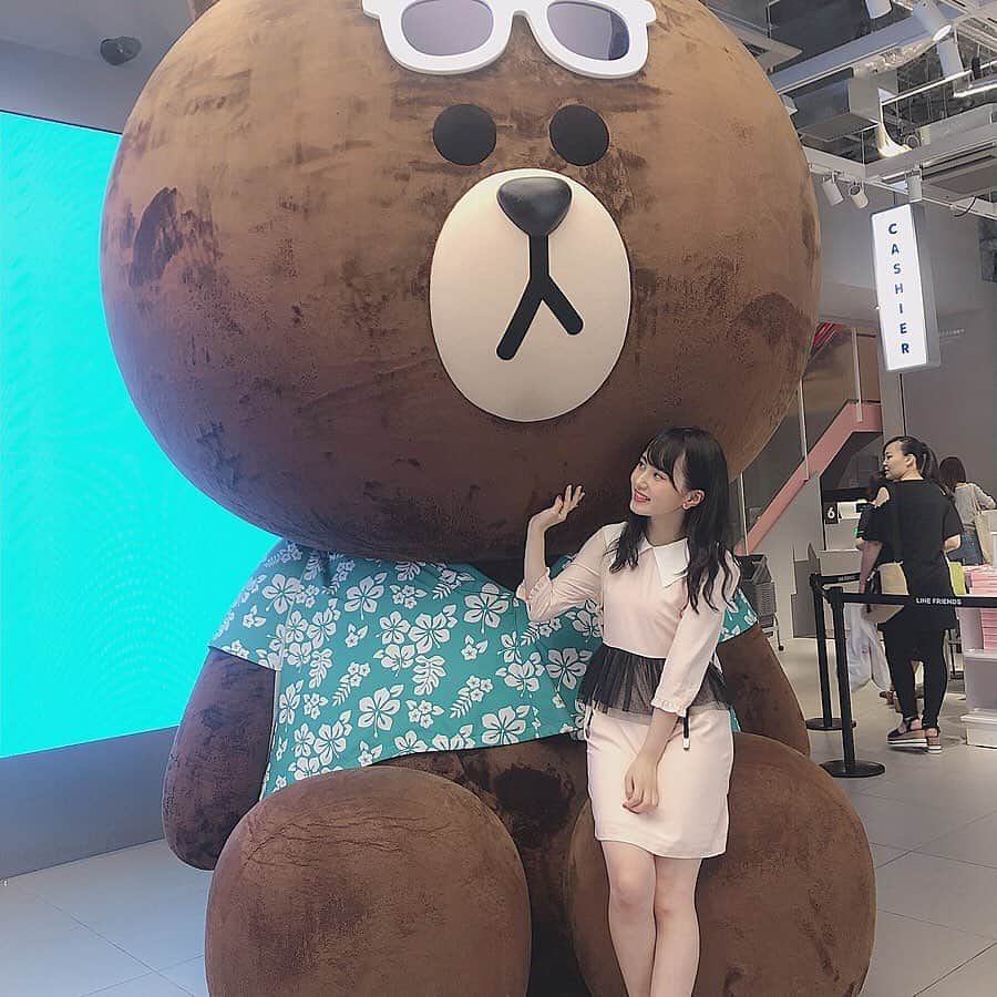 前田彩佳さんのインスタグラム写真 - (前田彩佳Instagram)「🐻ブラウン🐻﻿ ﻿ ＊＊＊＊＊＊＊＊＊＊﻿ ﻿ お友達に写真撮って貰ったんだけど、人が沢山いて後ろに下がれなくて耳入らなかったんだって😶﻿ 細かいことは気にするな ワカチコワカチコ😳﻿ ﻿ ＊＊＊＊＊＊＊＊＊＊﻿ ﻿ #ブラウン #LINE #くま」6月24日 19時12分 - _ayaka1218