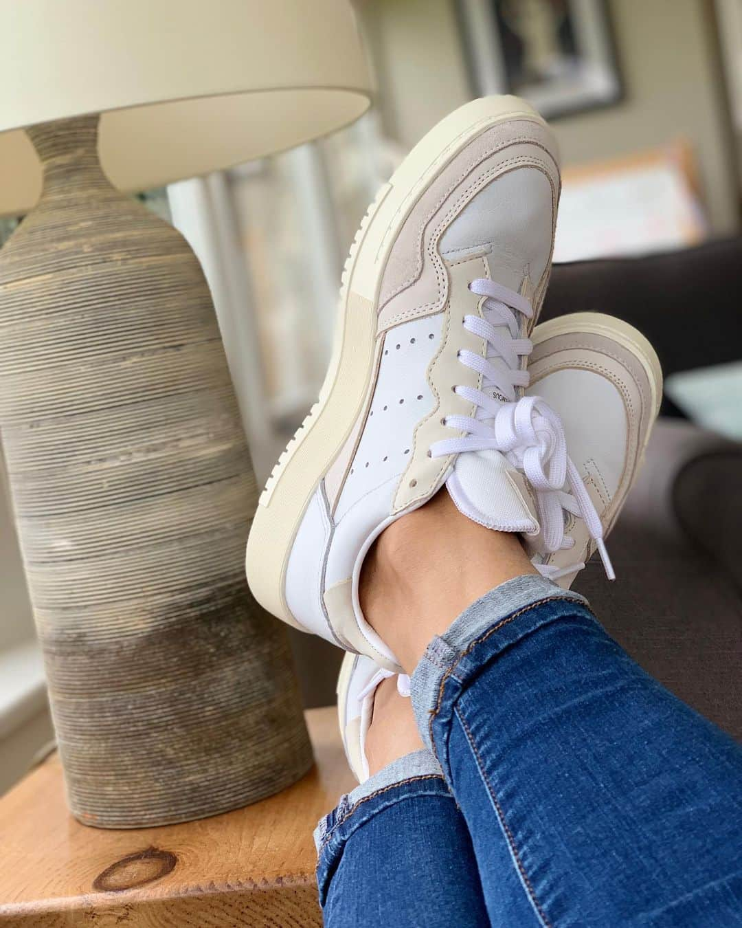 ジェシカ・エニス＝ヒルさんのインスタグラム写真 - (ジェシカ・エニス＝ヒルInstagram)「Those rare moments when you can just kick back. Made even better in these beauts 👟🙌🏼#HomeofClassics #createdwithadidas」6月24日 19時15分 - jessicaennishill