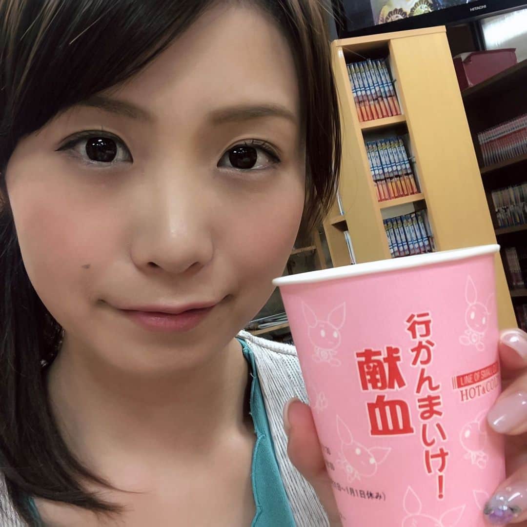 南條早紀のインスタグラム：「献血のすすめ🏥 . ドアップ自撮り失礼…💦 久しぶりに#献血 に行ってきました！✨ 約1年半ぶり😳💦 今回も#成分献血 しました💓 . 体調が優れていたら、 積極的に行きたいと思っている献血。 どうやらいま、不足しているみたいです。 . 血液製剤は人間の血液からしか作れないそうで… となると、定期的な人々の献血が必要です🐥 . もちろん、自分の健康あってのものなので 無理は禁物🙅‍♀️ですが、 元気な身体のときはぜひみなさんも😊💓 . きょうはポイントが貯まっていたようで #シリコンマット を プレゼントしてもらいました✨ . 健康な血液を提供できるようにしよう！ …と思うと食生活にも気を使うように！ そんなメリットもありますね🐈🐾 . . あと3回で10回になるので 今年度中に達成できたらいいなあ…（願望 . . #日本赤十字社 #献血ルーム #成分献血 #ボランティア #B型  #血液検査 #結果 #毎回 #楽しみ #健康体 #有難い #健康維持 #頑張ろう」