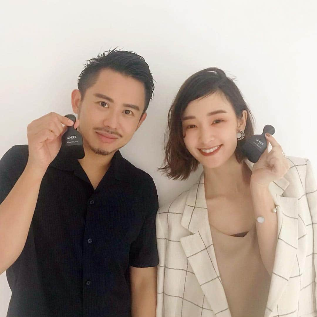 GINGERさんのインスタグラム写真 - (GINGERInstagram)「大人気ヘア&メイクの小田切ヒロさんのメイク大特集、チェックしていただけましたでしょうか⁉️ . モデルとして出演していただいた剛力彩芽さんと小田切さんは、息ぴったり☺️土砂降りの日でしたが楽しい撮影になりました☔️👀☀️ . 付録のブラシを持って記念撮影📷💛ふたりとも顔小さい🥺 #gingermagazine  #剛力彩芽 #小田切ヒロ #オフショット #輪郭補整ブラシ #小顔  #付録 #GINGER8月号 #ginger #ジンジャー #gingerweb」6月24日 19時15分 - ginger_magazine