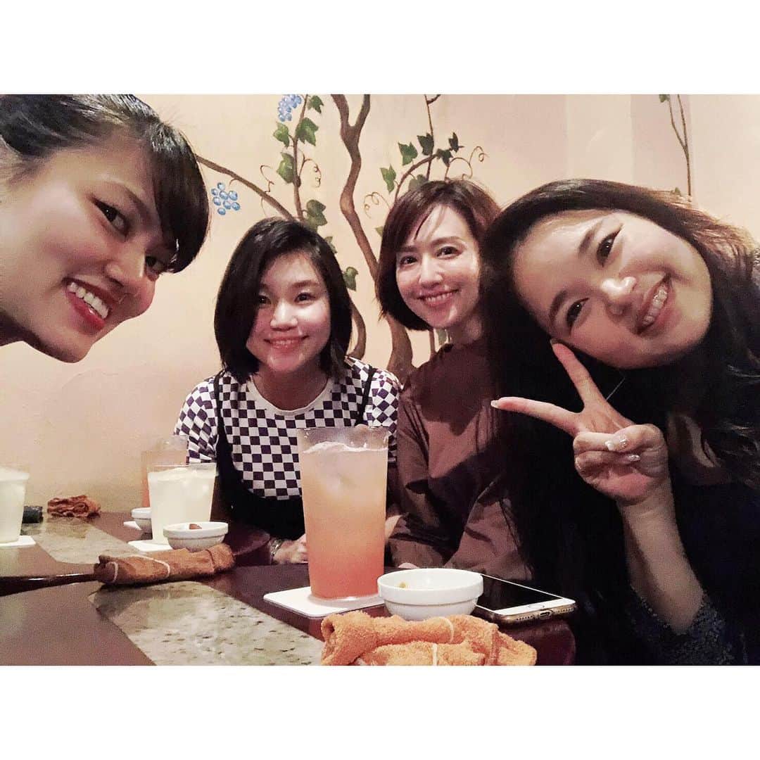 藤森香衣さんのインスタグラム写真 - (藤森香衣Instagram)「ザ・観光な写真。  みんなで集まり、京橋の美々卯でご飯→ なぜか、タロットバーへ。  4人、共通して言われたのが 「人の面倒を見るひと」。 ・ あと人生で私、何度も言われてるのですが、 ・ 「あなたの中身は、 50%男性で、50%女性な感覚の人。 でも、どちらかと言うと男性寄りですね」  ですよね…😅 タロット、久しぶりだけど 面白かったー。  #tokyo #kyobashi #udon #東京 #観光 #京橋 #ご飯 #美々卯 #うどん #うどんすき #なぜか #タロット占い #銀座 #かえツアー」6月24日 19時19分 - kaefujimori