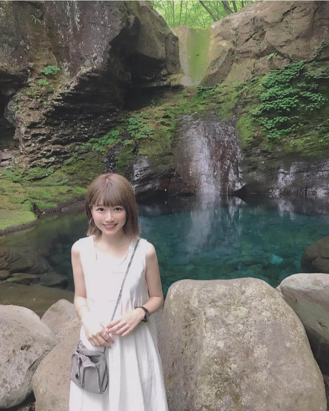 のインスタグラム：「栃木のおしらじの滝🏞 エメラルドグリーンが きれいだった🌟  #おしらじの滝 #茨城観光」