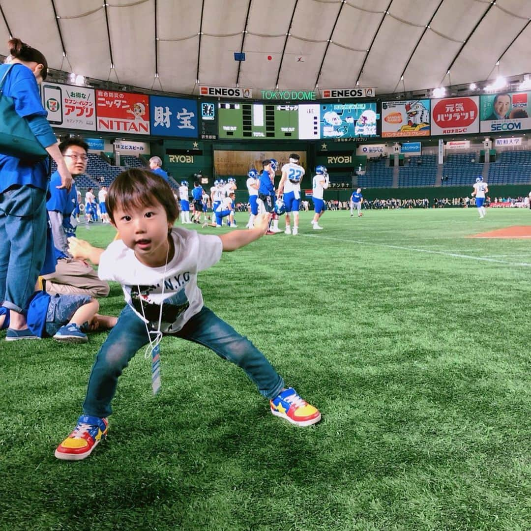 クレイジーパパさんのインスタグラム写真 - (クレイジーパパInstagram)「敗戦から1週間🏈1ヶ月のオフを経て秋のシーズンに向けた準備が始まる。試合中チームメイトから言われた一言。「パパ、目キラキラしすぎ！めっちゃ楽しそう！」秋シーズンもおもいっきりアメフトを楽しみ、尊敬できる仲間とともに大好きなアメフトで日本一になる。タイガとリョウマも一生懸命応援してくれました📣やるしかない🔥 ・ #パパだけど心は永遠に少年 #アメフト #家族 #仲間 #ファン #東京ドーム #次こそはみんなで笑う #ibmbigblue」6月24日 19時24分 - crazypapa.tv