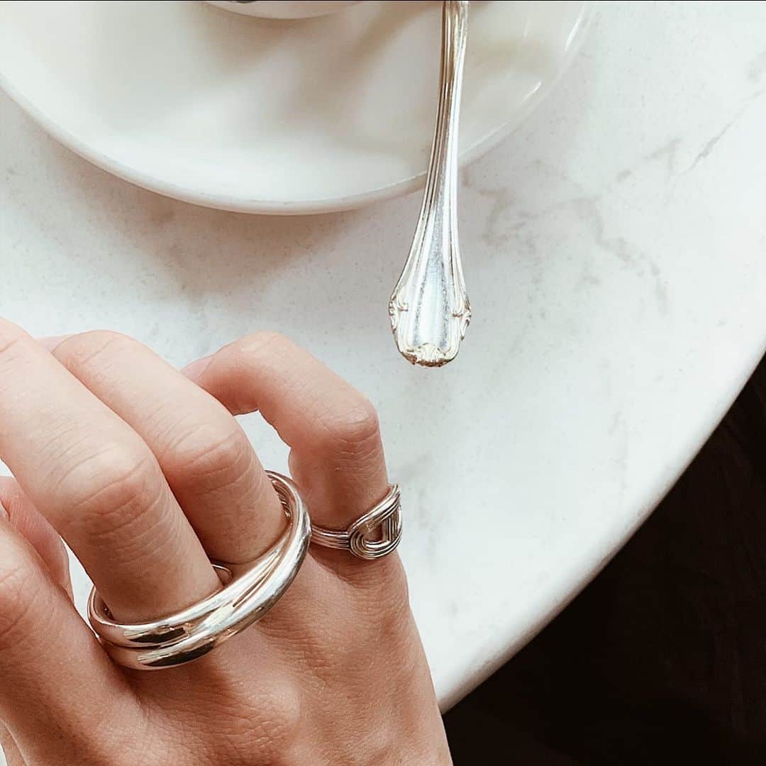 のインスタグラム：「💍🐴 * シェーヌダンクルのこんな付け方が新鮮で一目惚れしたやつ🤤自分へのご褒美にと。。。 * 若い時から大人の女性の歳を重ねてきた手に素敵なジュエリー使いが憧れだった。 * 私もそん時、大人の女性って思ってた年齢になってきてるよね。🙄確実に。 * どの角度から見ても素敵なこのリング、つい見ちゃう♡ * #hermes#エルメス #jewelry」