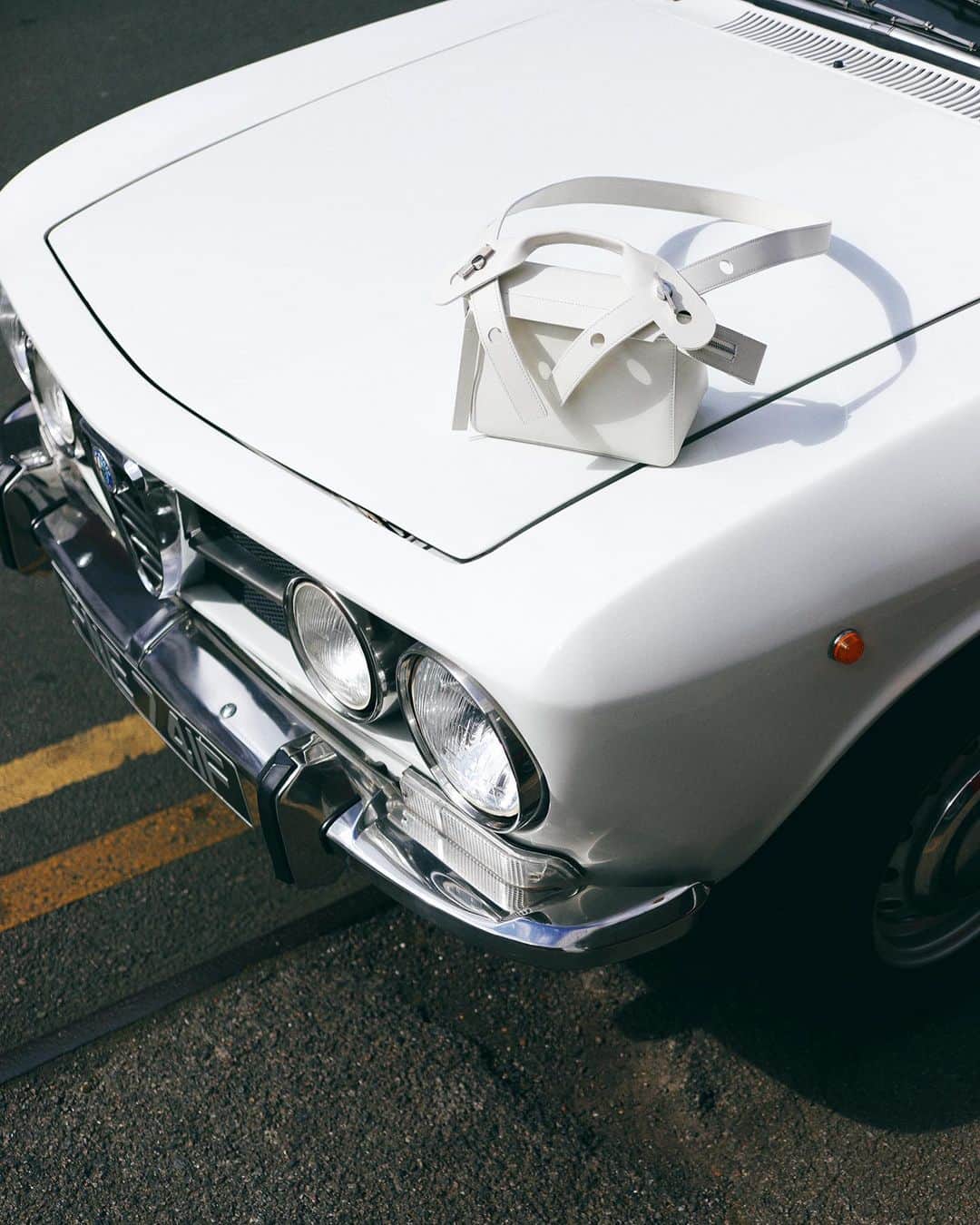Sophie Hulmeのインスタグラム：「All white. The Bolt shines... ☁️」