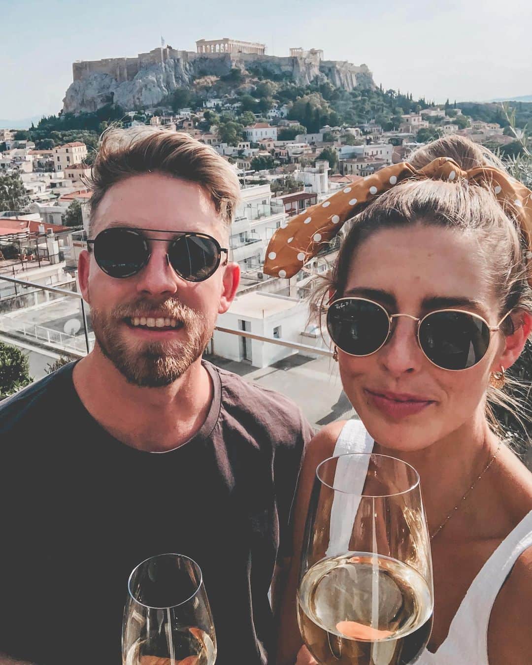Amanda Biskさんのインスタグラム写真 - (Amanda BiskInstagram)「Greece! 🇬🇷🙌🏼 One day in and we’re obsessed already! 🥂🙌🏼 Wine’s overlooking the Acropolis, authentic Greek food & wandering around the beautiful streets 😍 Bring on the island of Paros tomorrow to get ready for @activeescapesgreece 🏝 Eeeeep!! 😁 #Greece #summer #acropolis ab♥️x」6月24日 19時30分 - amandabisk