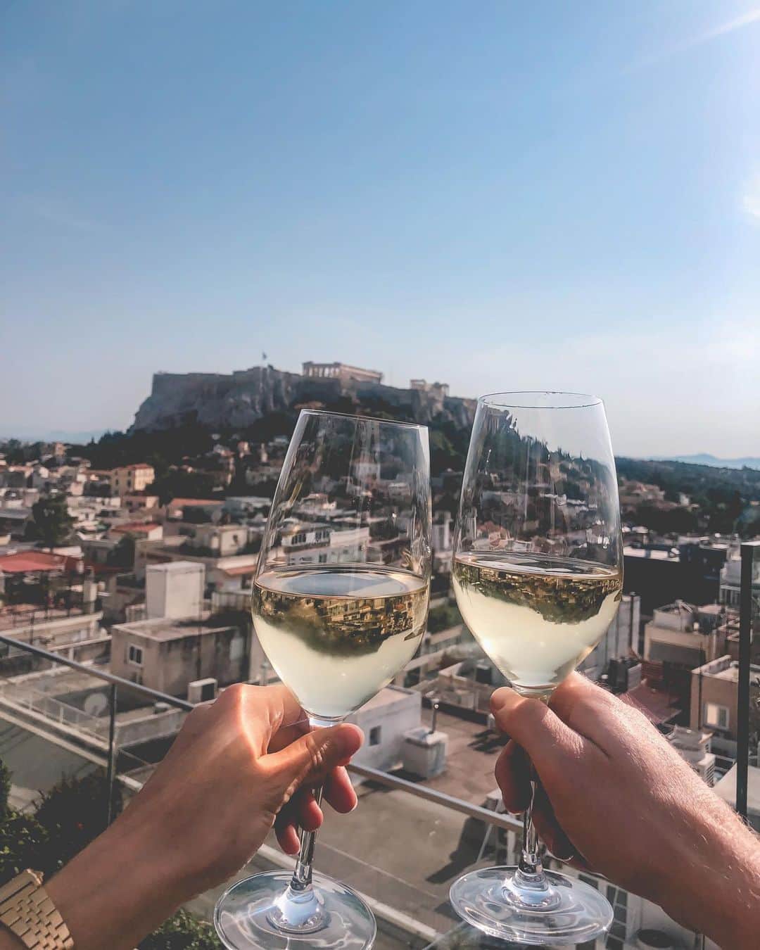 Amanda Biskさんのインスタグラム写真 - (Amanda BiskInstagram)「Greece! 🇬🇷🙌🏼 One day in and we’re obsessed already! 🥂🙌🏼 Wine’s overlooking the Acropolis, authentic Greek food & wandering around the beautiful streets 😍 Bring on the island of Paros tomorrow to get ready for @activeescapesgreece 🏝 Eeeeep!! 😁 #Greece #summer #acropolis ab♥️x」6月24日 19時30分 - amandabisk