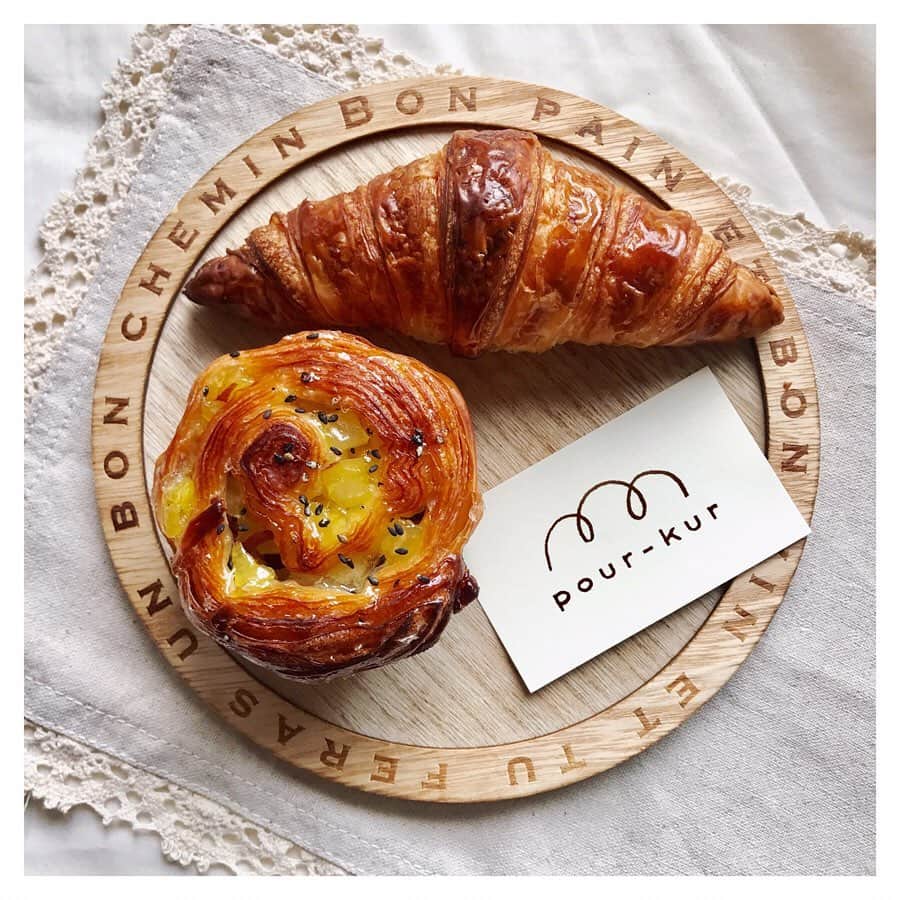 金城茉奈さんのインスタグラム写真 - (金城茉奈Instagram)「みなさんこんばんは☺︎ 本日のパンは、代々木ヴィレッジ内にあるパン屋さん「pourkur（プルクル）」🥐 いろんな種類のデニッシュやフルーツタルト、他にもたくさんのパンが並んでいてパンの宝石箱に入った気分でした。 迷って私が選んだのは綺麗な三日月の形をした王道のクロワッサンとお芋のデニッシュ。お芋のデニッシュは、もった瞬間、ずっしりとした重量感があって食べてみると周りはサクサク、そしてお芋が甘い〜！クロワッサンもザクザクで食べるとバターの香りが口いっぱいに広がります。 パンの種類も豊富でフォカッチャやキッシュ、ベーグルも美味しそうだったなぁ。 #pourkur#プルクル#代々木ヴィレッジ#パン#パン屋さん#パン屋さん巡り#東京パン巡り#ブーランジェリー#クロワッサン#デニッシュ#パン屋図録#東京#代々木」6月24日 19時31分 - mn75aa