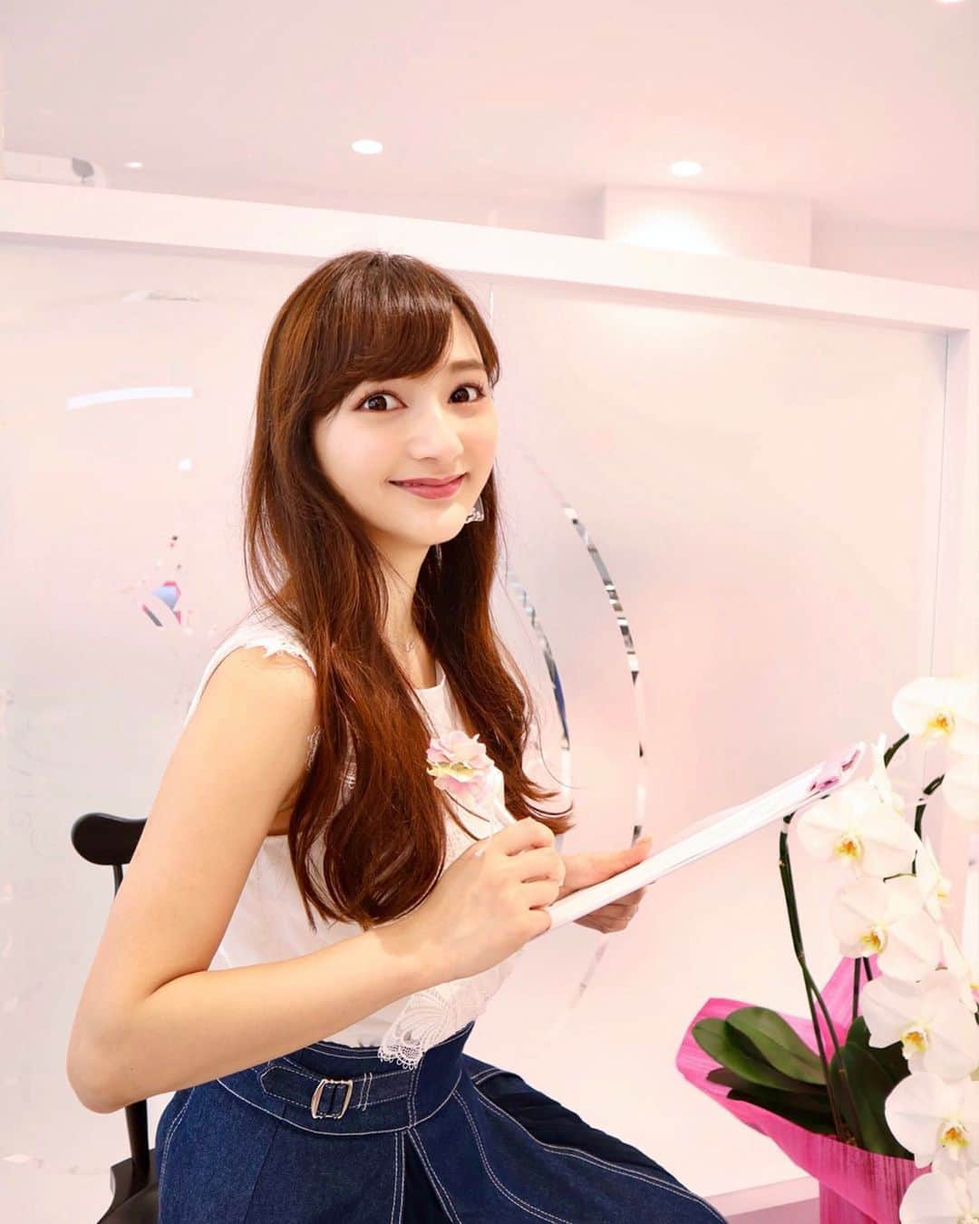 加藤瑠美さんのインスタグラム写真 - (加藤瑠美Instagram)「7月に白金台にオープンする【Haruka Dental Clinic】さんへ💕 最近赤ワインの飲みすぎで歯の着色が気になっていたので、久しぶりにホワイトニングをしていただきました✨  あとは、ゴッドクリーナーで初めての足デトックス🐾 体に溜まった有害物質を排出してくれるらしいの💨 排出されすぎて塩素みたいな香りもしてた… 画像は恐ろしくて載せられないので、気になった方は検索してみてください🤫笑  ちなみにこちらのクリニックは、母がお世話になっている @haruka.mimura さんが院長を勤められているのですが、まずはるかさんが美しくて可愛くってついつい見惚れてしまいました💓 健康に若々しくというクリニックのテーマそのもの💕 内装もとっても可愛いし、こんなに綺麗な方に施術していただけるなんて幸せすぎました🥺  #HarukaDentalClinic 〒108-0071 東京都港区白金台2丁目26-7 白金台ビル2階 Tel. 03-6721-7810  #dentalclinic#shirokane#instabeauty#beauty#shirokanedai#白金台#デンタルクリニック#足デトックス#ゴッドクリーナー#ホワイトニング」6月24日 19時31分 - katorubi