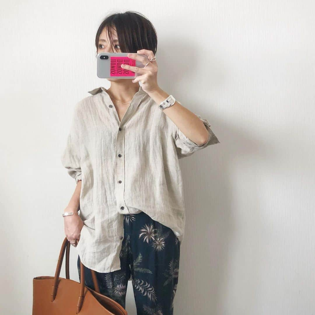 mayumiさんのインスタグラム写真 - (mayumiInstagram)「* アロハ〜🌴 . . shirts #プラージュ pants, bag #todayful bracelet #canaljean . #シンプルコーデ #カジュアルコーデ #ショートヘア  #リネンシャツ #アロハ柄 *」6月24日 19時32分 - may.uuuu.mi