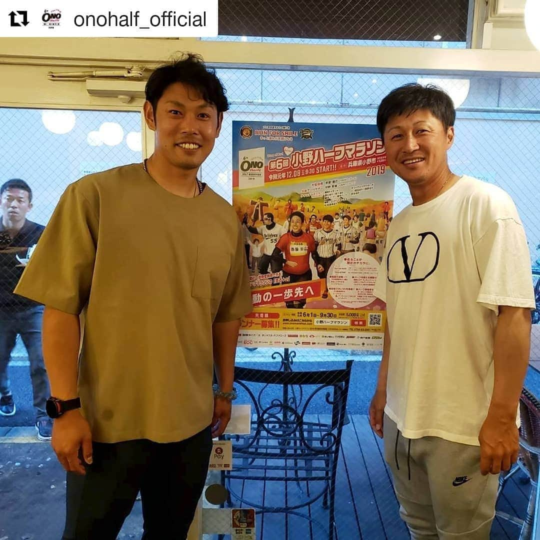 Office S.I.C 公式さんのインスタグラム写真 - (Office S.I.C 公式Instagram)「奇跡は起こるんですね。  #Repost @onohalf_official (@get_repost) ・・・ 第6回小野ハーフマラソン2019 ポスター完成しました❗  今日は昨年も参加してくださった、お2人📸 #阪神タイガース  #原口文仁 選手 #俊介 選手  今年のポスターはイラスト仕様✏️ いつもと違う感じで新鮮です✨  これから色んな所に貼り出されるので是非見つけてくださいね☺️ 今年もたくさんの皆さまとお会いできる事を楽しみにしております🎵  #小野ハーフマラソン2019 #第6回大会 #令和元年 #小野ハーフマラソン #12月8日 #20191208 #エントリー受付中 #ハーフマラソン #マラソン #チャリティーマラソン  #ファンラン #マラソン部  #ringofred #リングオブレッド  #大会会長 #大会アンバサダー #赤星憲広 #狩野恵輔  @keisuke_kanoh_official 前回大会参加選手 #濱中治 #藤本敦士  #オリックスバファローズ  #Tー岡田 #武田健吾 #西野真弘 #福岡ソフトバンクホークス  #松田遼馬  えっ？えっ？！ 大会会長？えっ？👀‼️」6月24日 19時32分 - office_sic