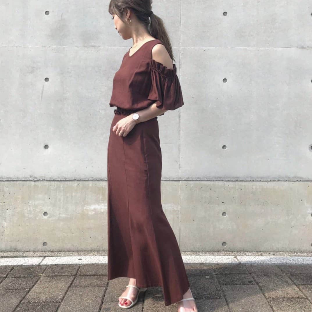 UNRELISHさんのインスタグラム写真 - (UNRELISHInstagram)「. . ✓ リネン肩開きシャーリングブラウス 5,900yen . ✓ リネンマーメイドスカート 7,900yen . . #UNRELISH #アンレSNAP #リネンブラウス #リネンスカート #マーメイドスカート #セットアップ」6月24日 19時43分 - unrelish_official