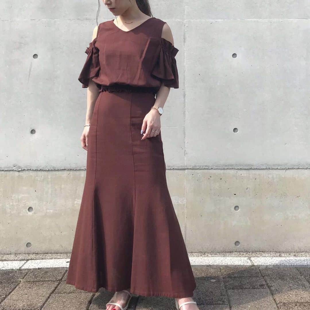 UNRELISHさんのインスタグラム写真 - (UNRELISHInstagram)「. . ✓ リネン肩開きシャーリングブラウス 5,900yen . ✓ リネンマーメイドスカート 7,900yen . . #UNRELISH #アンレSNAP #リネンブラウス #リネンスカート #マーメイドスカート #セットアップ」6月24日 19時43分 - unrelish_official