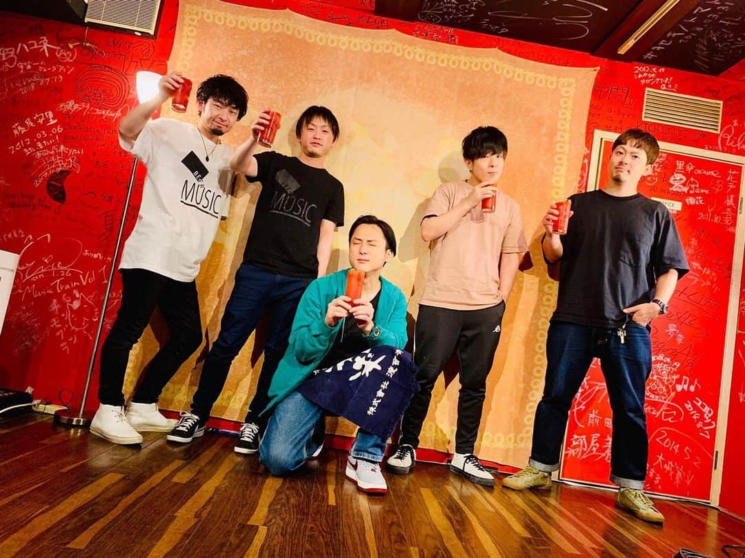 吉澤響のインスタグラム：「6/22紫明会館、6/23酔夏男とキセキノトマトズでライブしてきました。今回も行き当たりばったりでおもろくなりました。とりあえずちゃんと演奏できるようにしとくと、セトリがくじ引きでもなんとかなるな笑 次は6/30の月見ル君想フ。」