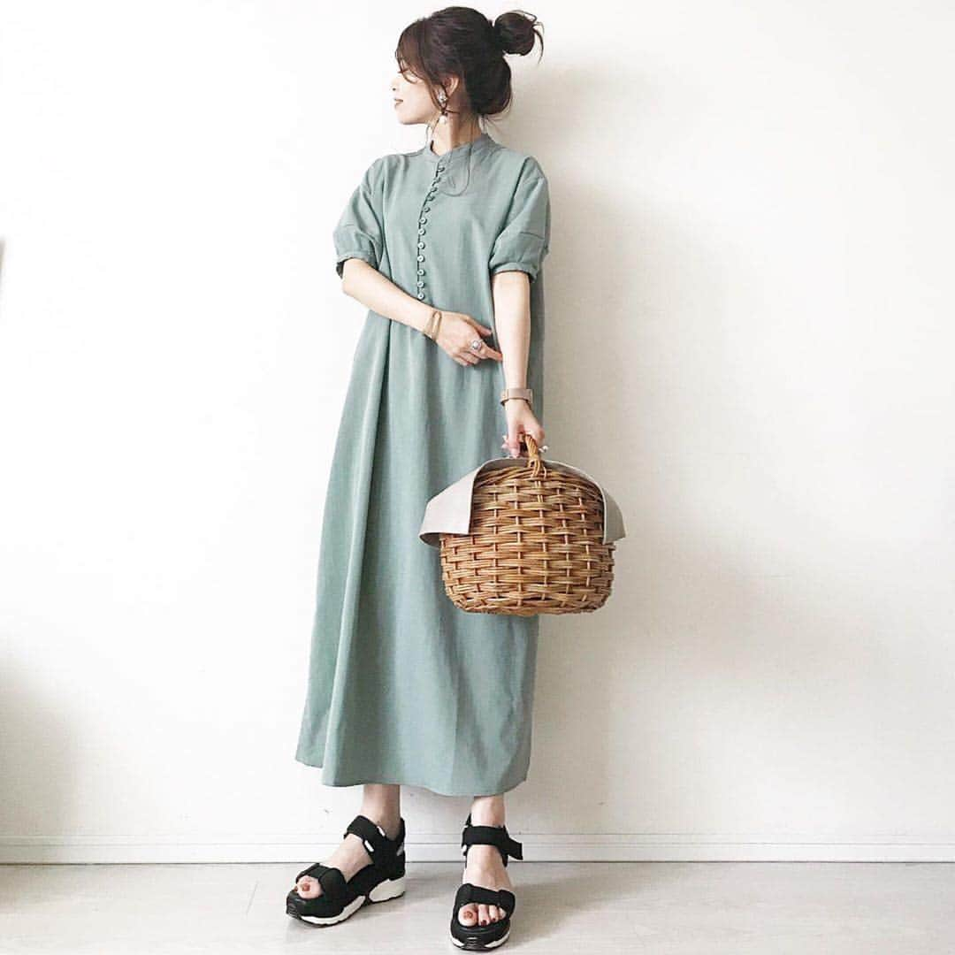 titivateさんのインスタグラム写真 - (titivateInstagram)「. . 【 style share 】 フロントボタンオーバーサイズワンピース 品番:ATXP2362 ¥3,990+tax . @ma_anmi 様、素敵なコーディネートありがとうございます❣️ リラックス感のあるオーバーサイズシルエットがポイントのワンピース❤️ 6/28(金)10:59まで期間限定価格でお得にお買い求め頂けます🙌✨ . STYLE SHARE 募集中！ titivateのアイテムを取り入れてコーデを投稿しよう！ ハッシュタグは『#titivatestyle』 . 素敵な着こなしで、もしかしたらtitivateのアカウントで紹介されちゃうかも⁈ 「リアル」で「身近」なオシャレコーデを楽しみにしています♪ . #titivate #ティティベイト #ファッション #ワンピース #ロングワンピース #オーバーサイズ . . #Repost @ma_anmi ・・・ 今日は高めシニヨンとスポサンでちょいカジュアル☺︎ . . .#今日のコーデ  one-piece(#フロントボタンオーバーサイズワンピース S) @titivatejp  sandal ...donoban 去年 bag ... beaure_official . . .ミントグリーンの形が可愛いワンピは投稿前に普段使いですでに何度も着用してます😂 可愛いし、楽だし、お洋服もシワになりにくい✨ . . .今日はこれから息子の誕生日party🎉 明日で7歳😌 あの日から7年かぁ〜早いなぁ… 今頃陣痛で苦しんでたなぁ😂 まだまだ可愛いばかりです💖💖💖 . . . #mamacode #mamafashion #ママコーデ #ママファッション #マナママコーデ #着回しコーデ #シンプルコーデ #おちびコーデ  #おちびの輪 #低身長コーデ #ootd #outfit #mamagirl #locari #titivate #titivatestyle #ティティベイト#ワンピースコーデ #スポサンコーデ #大人カジュアル」6月24日 19時44分 - titivatejp