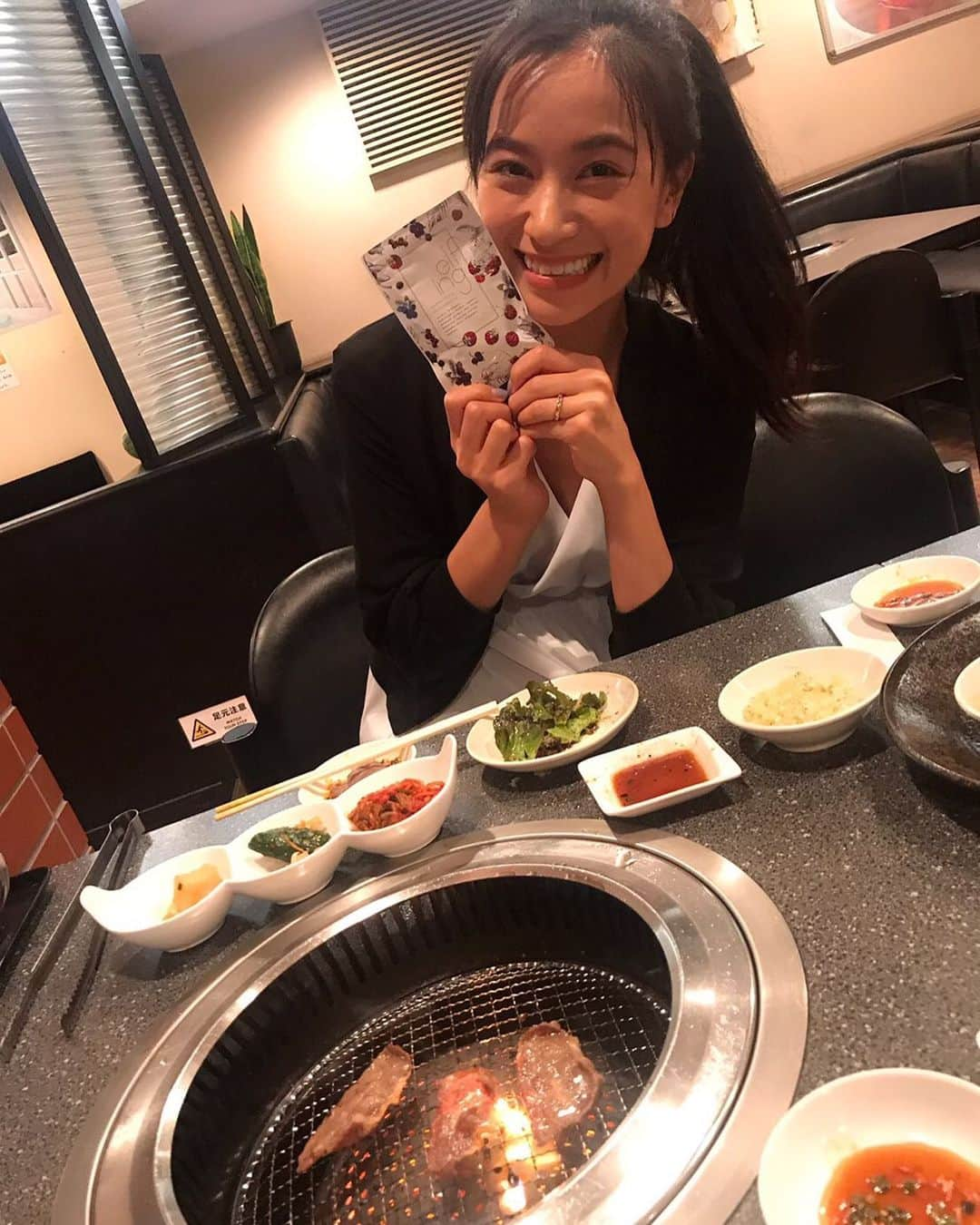 高橋ユウさんのインスタグラム写真 - (高橋ユウInstagram)「焼肉🥓  前に一度インスタにも載せた @elfing.shop のサプリを一緒に😋 14種類のスーパーフード、善玉菌、そして飲む日焼け止め成分を一緒に摂れるんです🥦  毎食の画像をLINEするだけで管理栄養士さんがダイエット指導をしてくれるパーソナルコースができたから、 夏に向けて体質改善したい方におススメ✌︎ @elfing.shop #エルフィング #4ヶ月 #ambassador」6月24日 19時45分 - takahashiyu.official