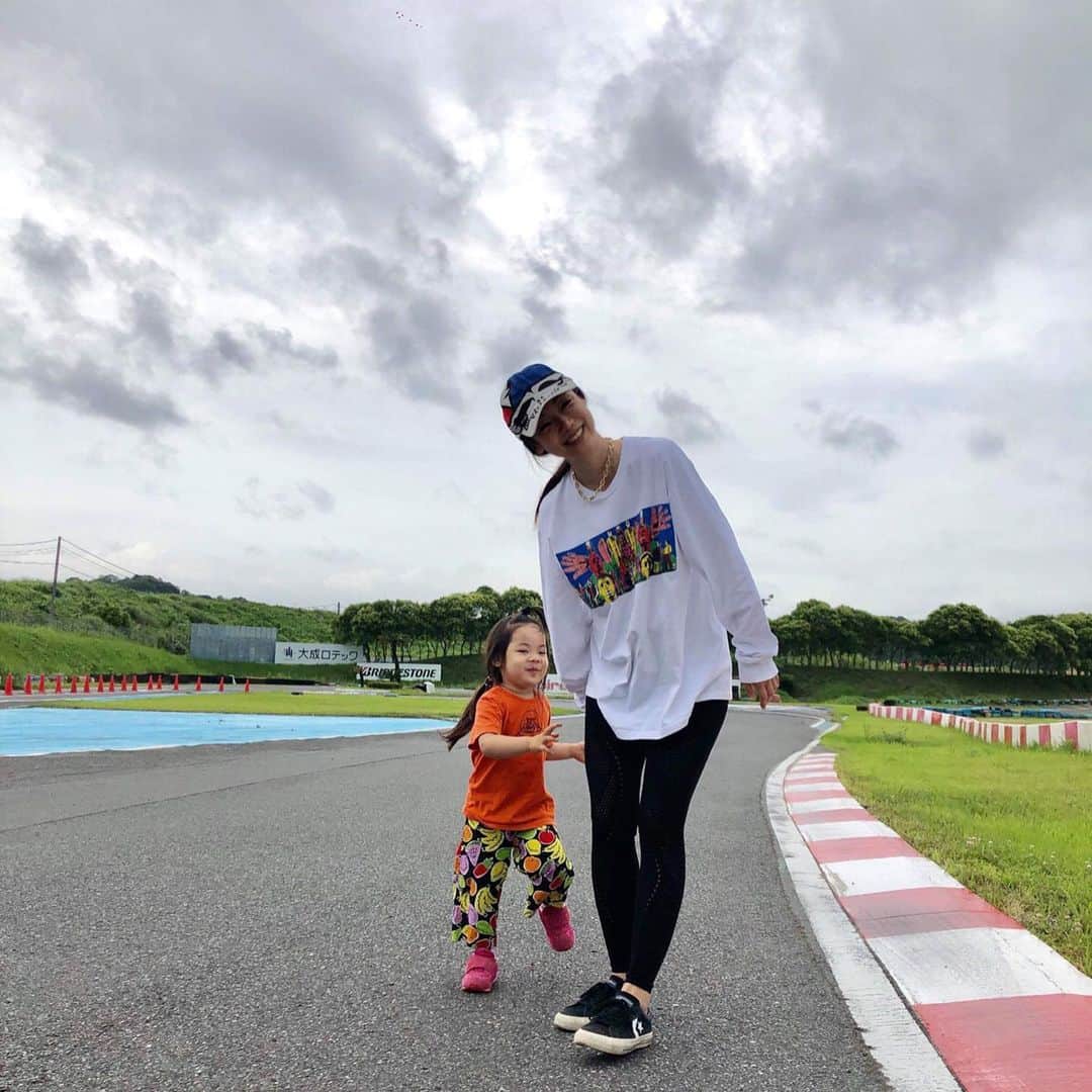 DJ Yummyのインスタグラム：「カートレースへお誘い頂きました。体感速度100kmと聞いて‼️運転に自信がないゴールドMT免許の私は子供達と幼児用カートに乗ったり童心に返える大人達の闘いを見学。3時間完走した皆さんはスゴイヤバイオモシロイと感動していたので次は運転もチャレンジしたい〜。 🏎🏎🏎🏎🏎🏎🏎🏎 #kart#kartracing#race#funtime photo:hommakentaro」