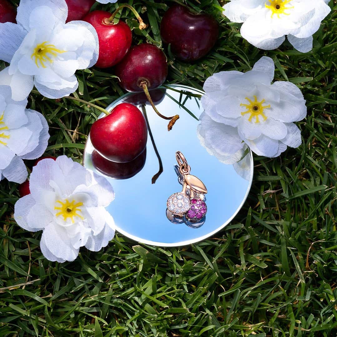 ドドさんのインスタグラム写真 - (ドドInstagram)「DODO-licious! Savour the new limited-edition Cherry Charm with diamonds and rubies. Exclusive to dodo.it and DoDo's mono-brand boutiques. . . . . #dodojewels #dodocharm #cherry #limitededition #mirror」6月24日 20時00分 - dodojewels