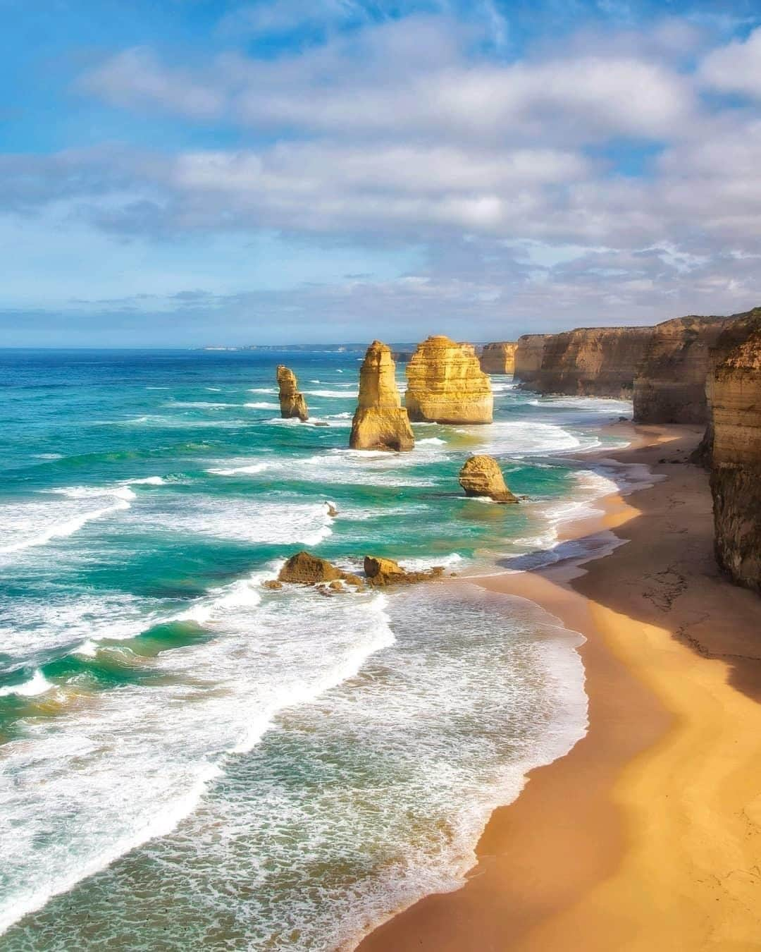 Australiaさんのインスタグラム写真 - (AustraliaInstagram)「@visit12apostles are looking perfectly golden on this beautiful sunny day. ☀️ @atlasandboots recently visited these magnificent rock stacks on Victoria’s dramatic coastline. Located four hours from @visitmelbourne, there are so many ways to see these natural icons. You can join a guided @visitgreatoceanroad tour with @acaciatoursau, @aatkings or @bunyiptours, book a scenic flight with @12apostleshelicopters or @apollobayaviation for a birds-eye-view, or you can go on a scenic drive and take in the incredible sights along the way.  #seeaustralia #visitvictoria #GreatOceanRoad #thegreatoutdoors #12apostles #travel」6月24日 20時00分 - australia