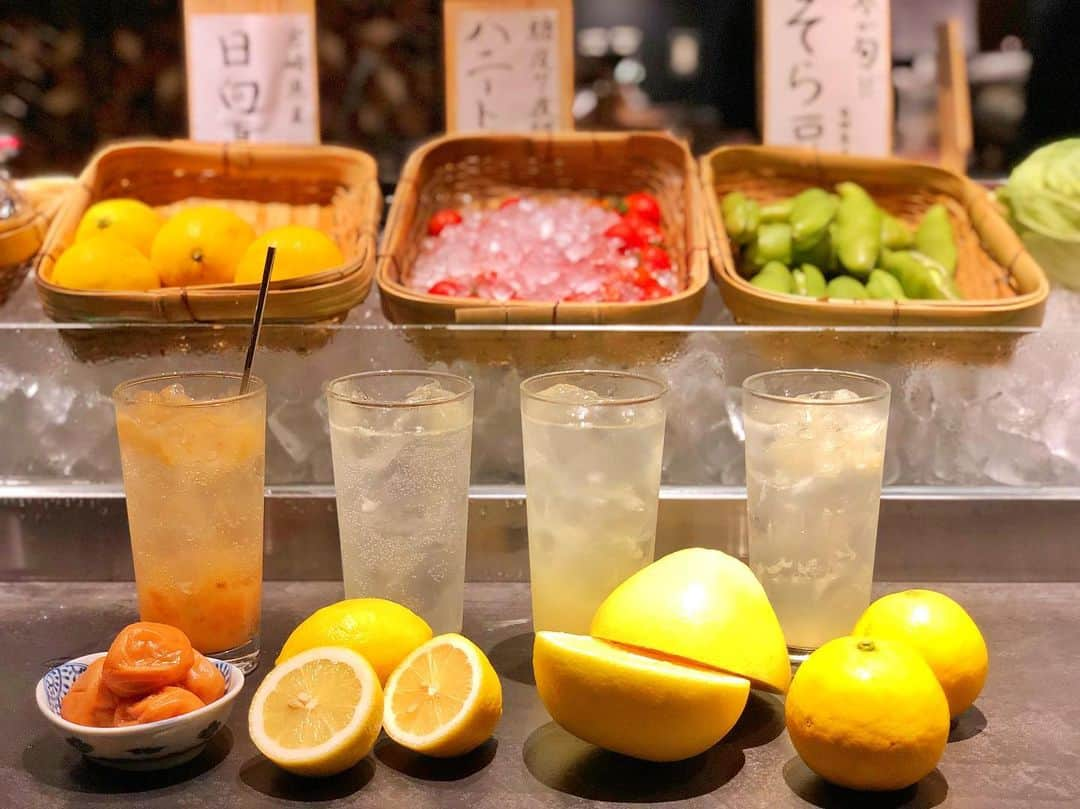 LDH kitchenさんのインスタグラム写真 - (LDH kitchenInstagram)「. 大人気サワーのご紹介🍋✨ . じめじめした梅雨が終われば夏本番！ 暑い日は是非、当店の大人気サワーをご注文ください🤩 . 左から、 ◆こだわりの梅干しサワー  700円 紀州南高梅を使用。 炭酸が抜けない様に、作る際にマドラーが必要ないぐらい潰して提供しています！ . ◆生搾りレモンサワー  650円 定番の当店1番人気サワー✨ 鶏ももの炭火焼きや揚げ物などに相性◎ . ◆生搾りグレープフルーツサワー  700円 ビタミンCが豊富！ 夏バテ気味の時にオススメです！ . ◆生搾り日向夏サワー  700円 宮崎県の特産柑橘。 疲労回復効果が期待されるクエン酸が豊富に含まれています💪 ※日向夏サワーは季節限定商品となります . . . 🍚釜炊きご飯🍚 当店では毎日、かまどで炊いた『釜炊きご飯』(¥300)を大好評販売中です！ご飯の内容は週替わりで変更となり、毎週楽しめます✨ 鐘が鳴ったら炊き上がりです🔔 . 今週(6月24日〜6月30日)は、 『鮭ハラスとキノコの炊き込みご飯』となっております🤤 こちらも合わせてよろしくお願い致します！ . 炊きたてを召し上がって頂きたいので、 数量限定、無くなり次第終了とさせて頂きます！ ※炊き上がりの時間帯は毎日不定期です . . . 今週はまだお席に余裕がございますので、 お気軽にお問い合わせ下さい🤗 ________________________________________ LDH kitchen IZAKAYA EBISUNISHI 📞03-6427-8095 JR山手線・東京メトロ日比谷線 「恵比寿駅」西口改札より徒歩3分 営業時間:17:00〜24:00 (L.O23:30) 定休日:無し www.ldhkitchenizakaya-ebisunishi.jp #LDHkitchen #IZAKAYAEBISUNISHI #中目黒KIJIMA #いえ村 #おらが村 #鶏鍋 #しゃん鍋 #しゃぶしゃぶ #すき焼き #霧島鶏 #大山鶏 #綾鶏 #黒毛和牛  #恵比寿 #大人居酒屋 #居酒屋 #隠れ家 #リニューアルオープン #レモンサワー #梅干しサワー  #生搾り #日向夏 #季節のサワー #釜炊きご飯 #かまど #鮭 #鮭ハラス」6月24日 19時54分 - ldhkitchen_official